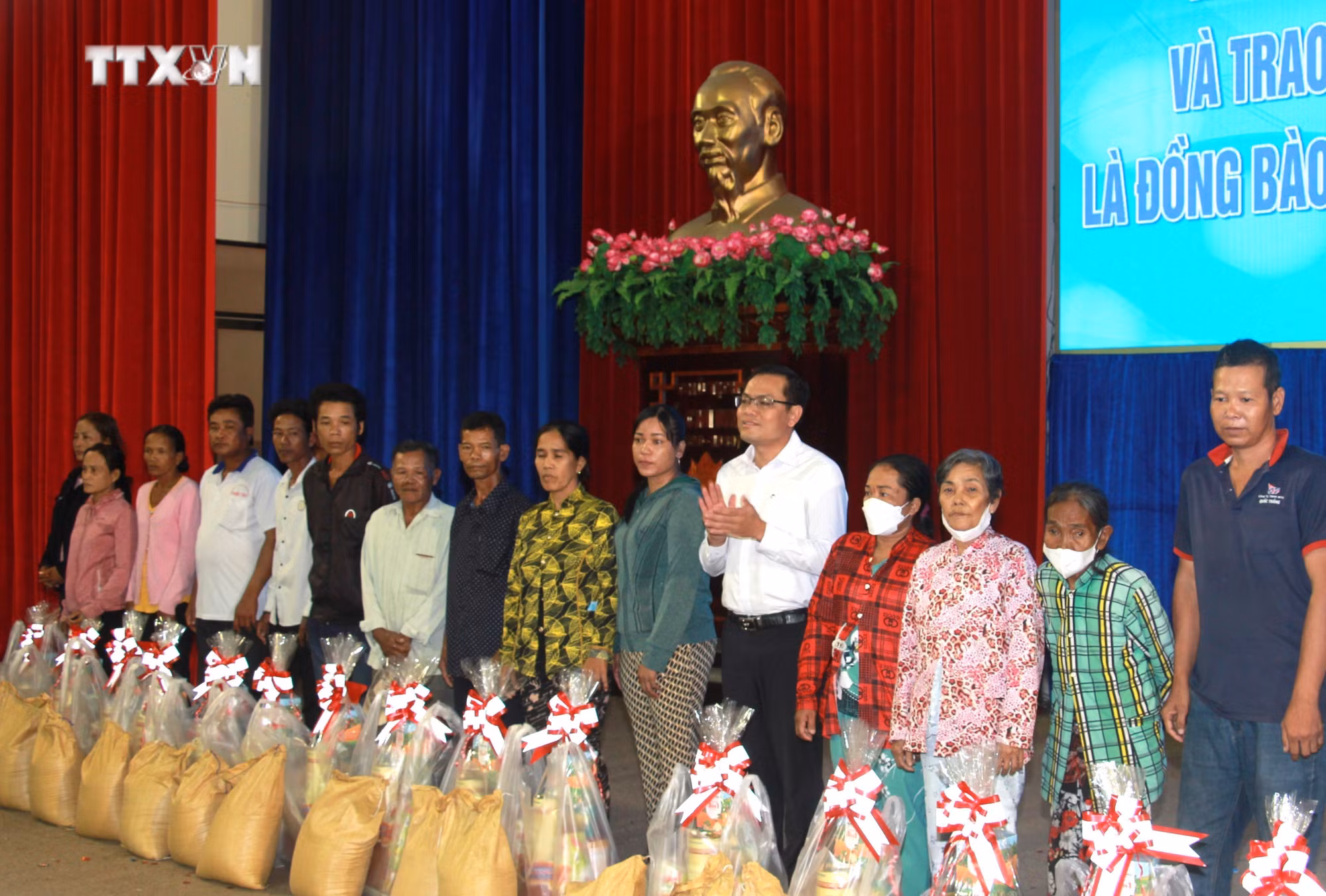 vna_potal_trao_hoc_bong_cho_hoc_sinh_va_qua_cho_hoi_vien_hoi_khuyen_hoc_dan_toc_khmer_co_hoan_canh_kho_khan__7307971.jpg
