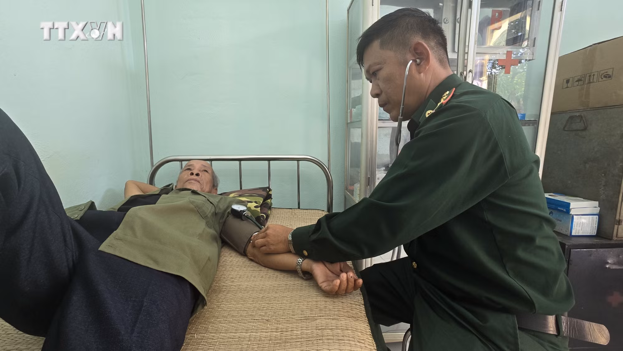 vna_potal_nghia_tinh_thay_thuoc_mang_quan_ham_xanh_o_bien_gioi_gia_lai_7763752.jpg