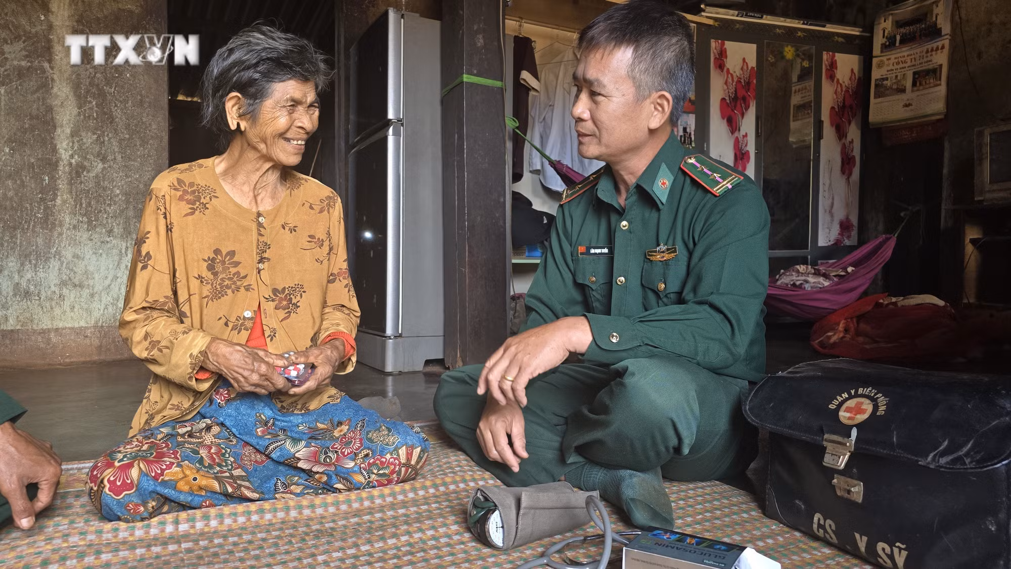 vna_potal_nghia_tinh_thay_thuoc_mang_quan_ham_xanh_o_bien_gioi_gia_lai_7763754.jpg
