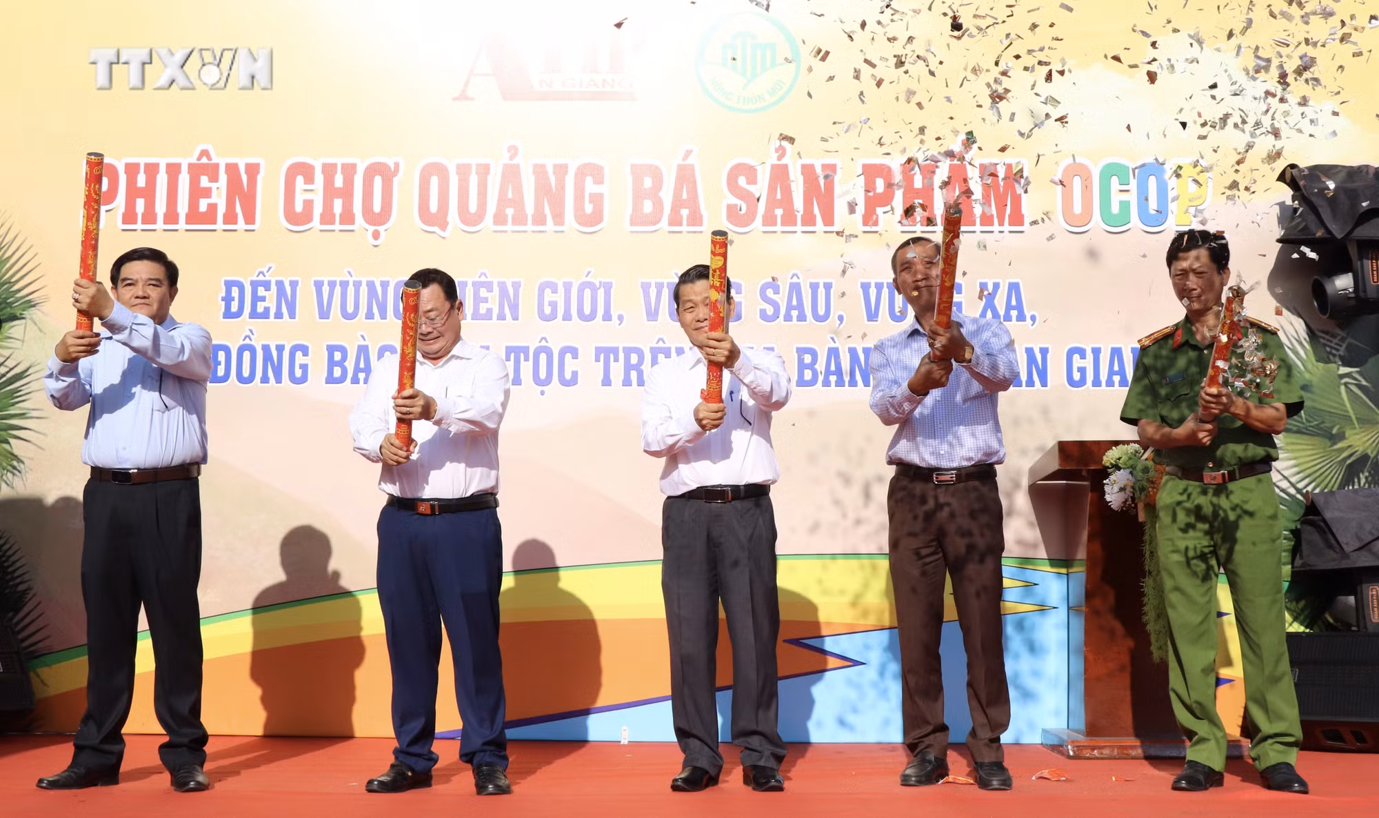 vna_potal_phien_cho_quang_ba_san_pham_ocop_den_vung_bien_gioi_tren_dia_ban_tinh_an_giang_7765655.jpeg