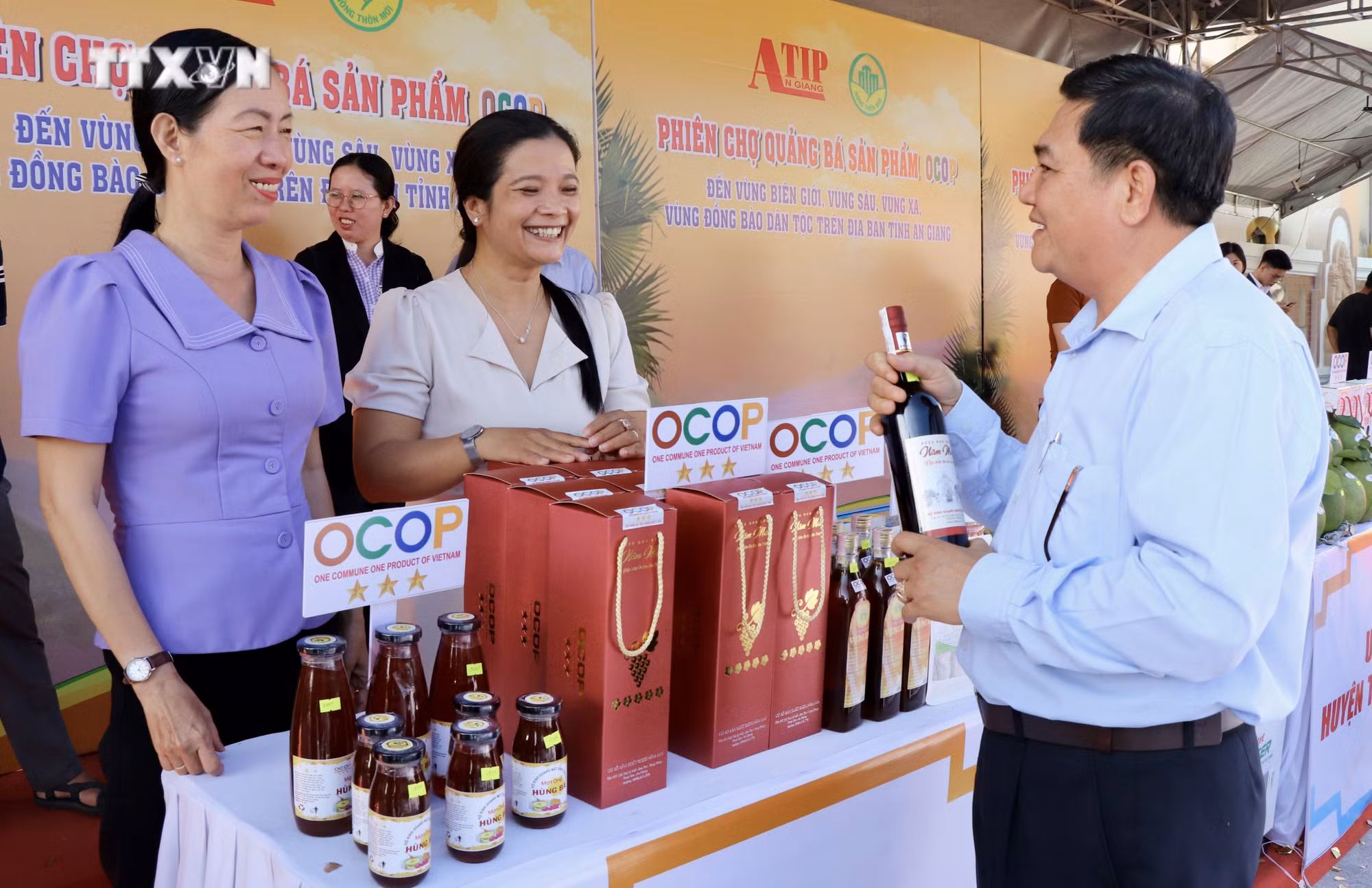 vna_potal_phien_cho_quang_ba_san_pham_ocop_den_vung_bien_gioi_tren_dia_ban_tinh_an_giang_7765630.jpeg
