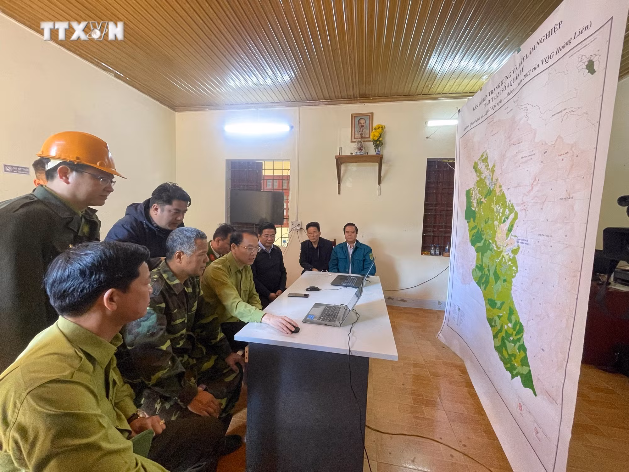 vna_potal_gan_500_nguoi_tham_gia_chua_chay_rung_tai_vuon_quoc_gia_hoang_lien_sa_pa_124448632_7233175.jpg