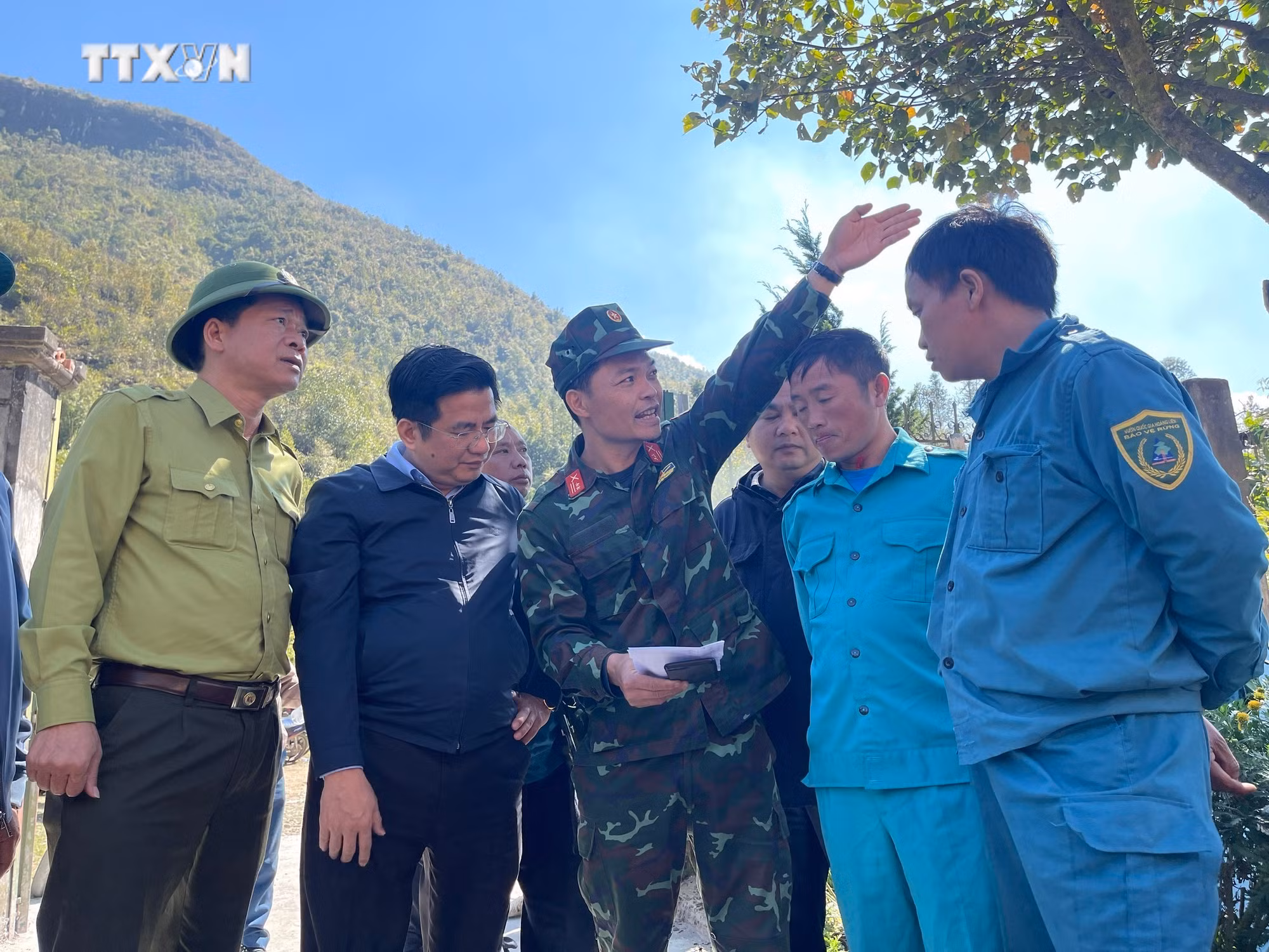 vna_potal_gan_500_nguoi_tham_gia_chua_chay_rung_tai_vuon_quoc_gia_hoang_lien_sa_pa_124447242_7233179.jpg