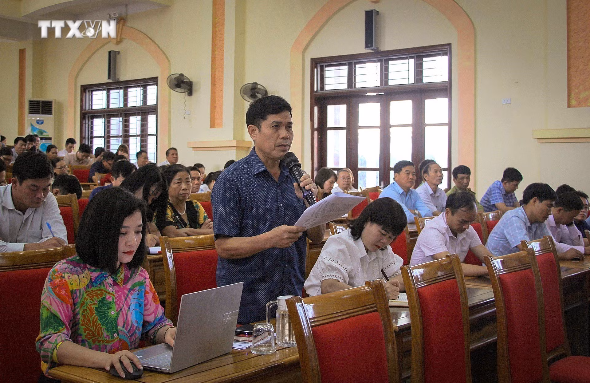 vna_potal_thuong_truc_ban_bi_thu_tiep_xuc_cu_tri_tai_hoa_binh_7358830.jpg