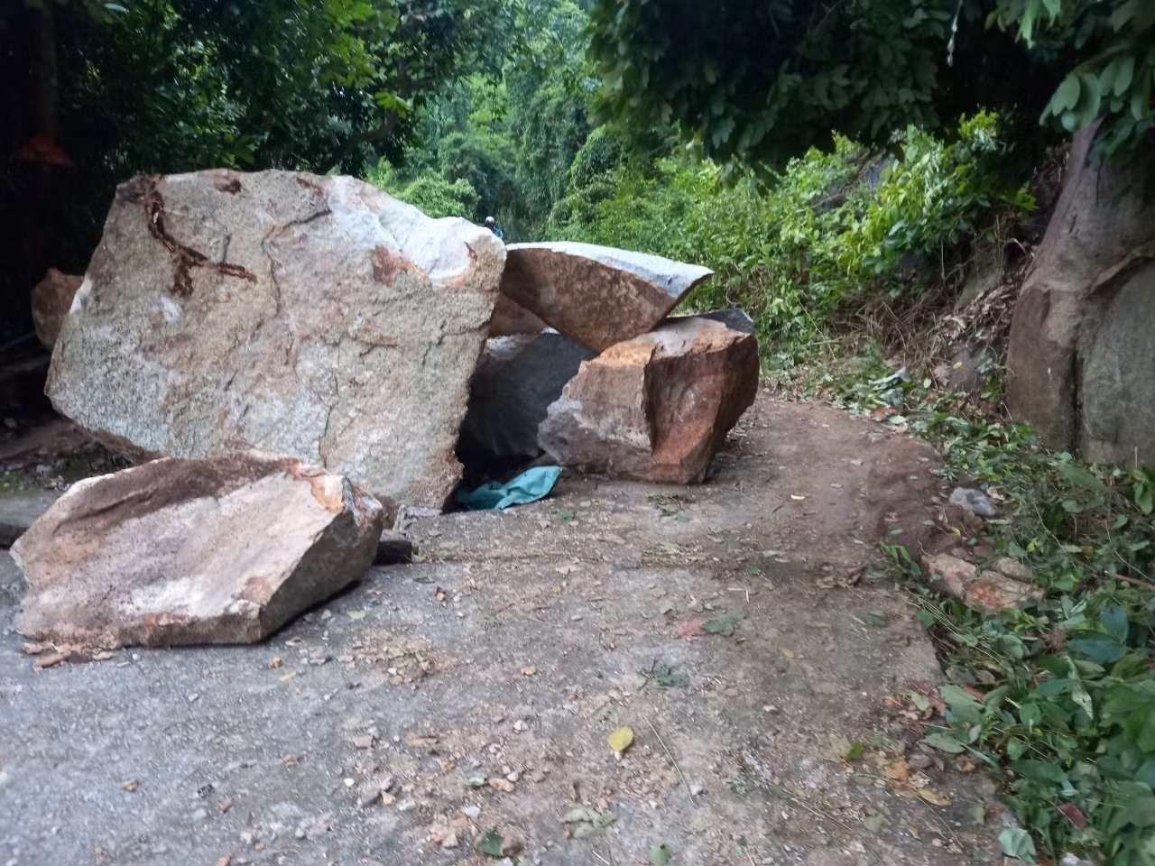 6 tảng đá nặng khoảng 20 tấn lăn xuống núi Ba Thê do ảnh hưởng bởi mưa lớn. Ảnh: TTXVN phát