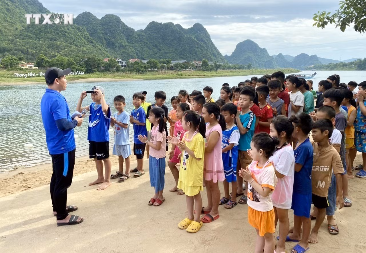 vna_potal_quang_binh_tang_cuong_mo_lop_day_boi_mien_phi_cho_tre_em_dip_he_7451827.jpg
