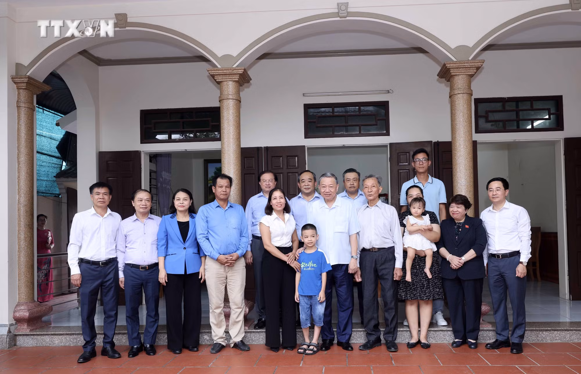 vna_potal_chu_tich_nuoc_to_lam_tham_nhan_dan_lang_co_duong_lam_son_tay_ha_noi_7452247.jpg