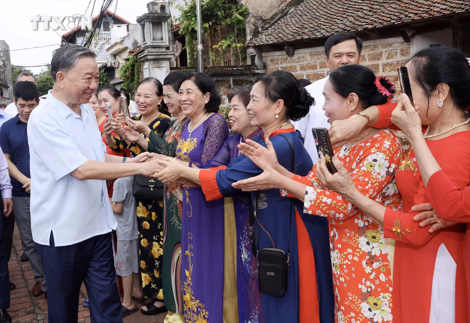 vna_potal_chu_tich_nuoc_to_lam_tham_nhan_dan_lang_co_duong_lam_son_tay_ha_noi_7452238.jpg