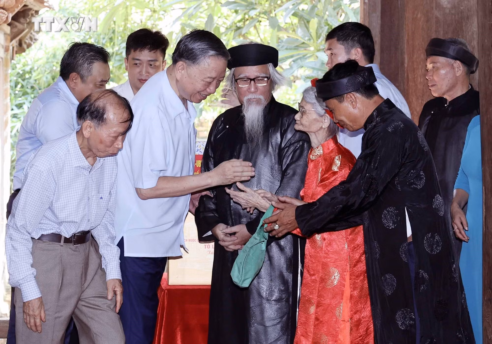 vna_potal_chu_tich_nuoc_to_lam_tham_nhan_dan_lang_co_duong_lam_son_tay_ha_noi_7452252.jpg