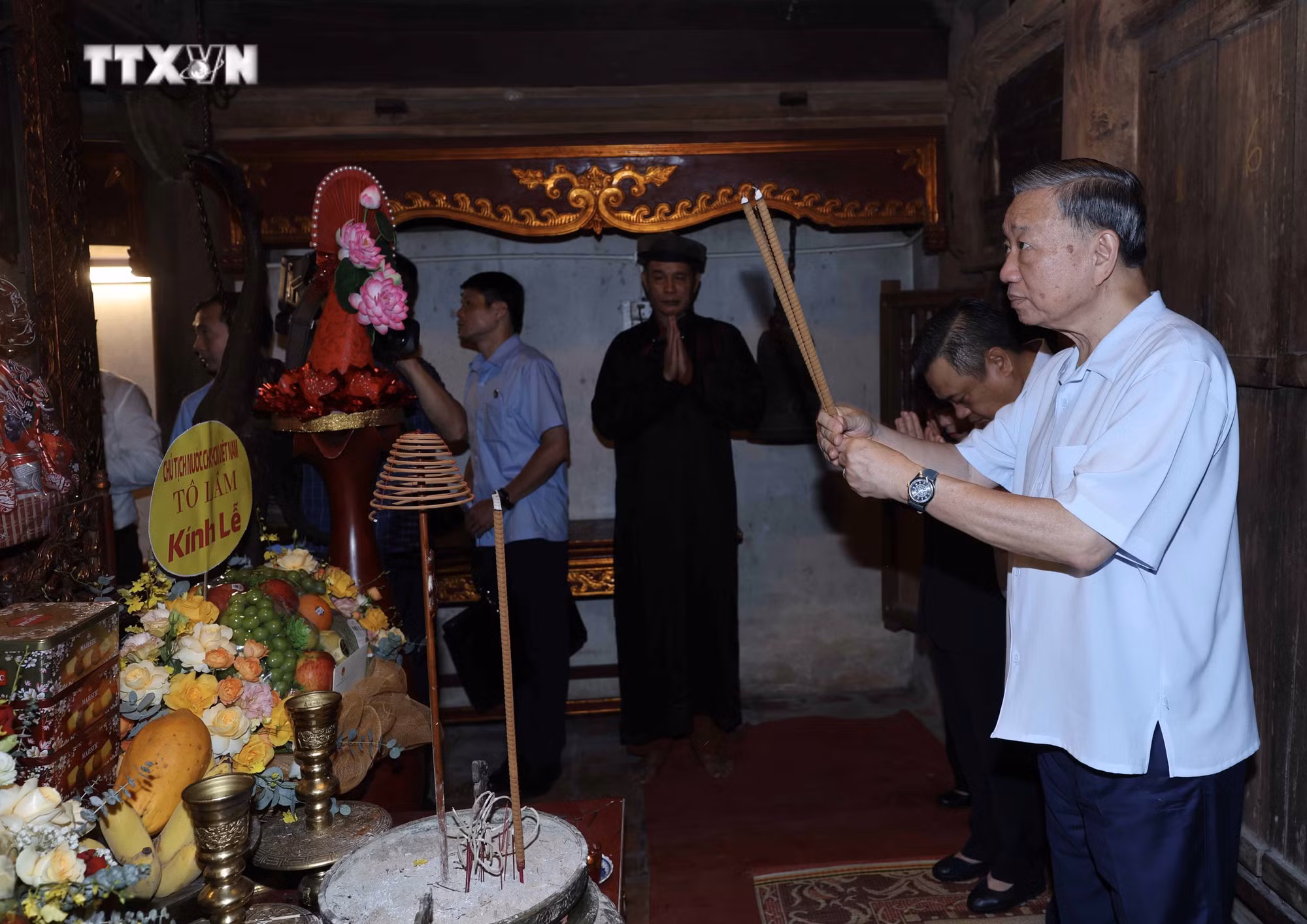 vna_potal_chu_tich_nuoc_to_lam_tham_nhan_dan_lang_co_duong_lam_son_tay_ha_noi_7452186.jpg