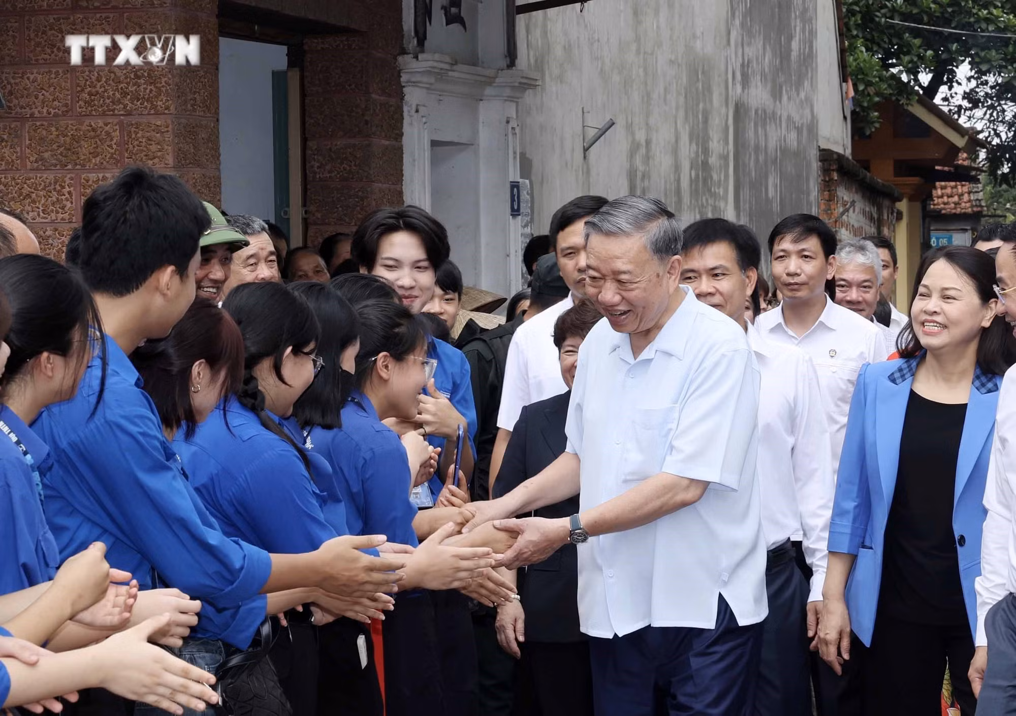 vna_potal_chu_tich_nuoc_to_lam_tham_nhan_dan_lang_co_duong_lam_son_tay_ha_noi_7452236.jpg