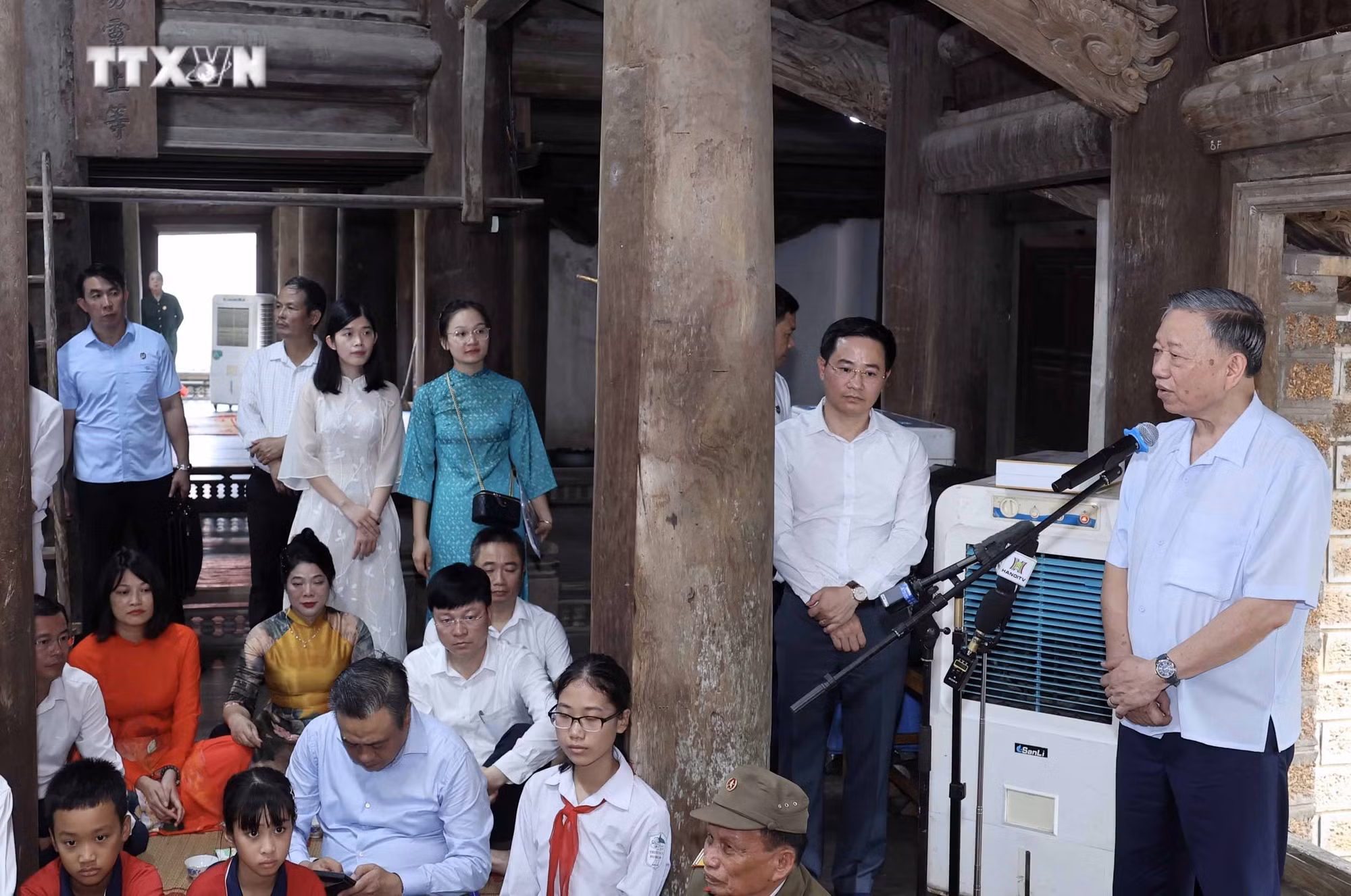 vna_potal_chu_tich_nuoc_to_lam_tham_nhan_dan_lang_co_duong_lam_son_tay_ha_noi_7452253.jpg
