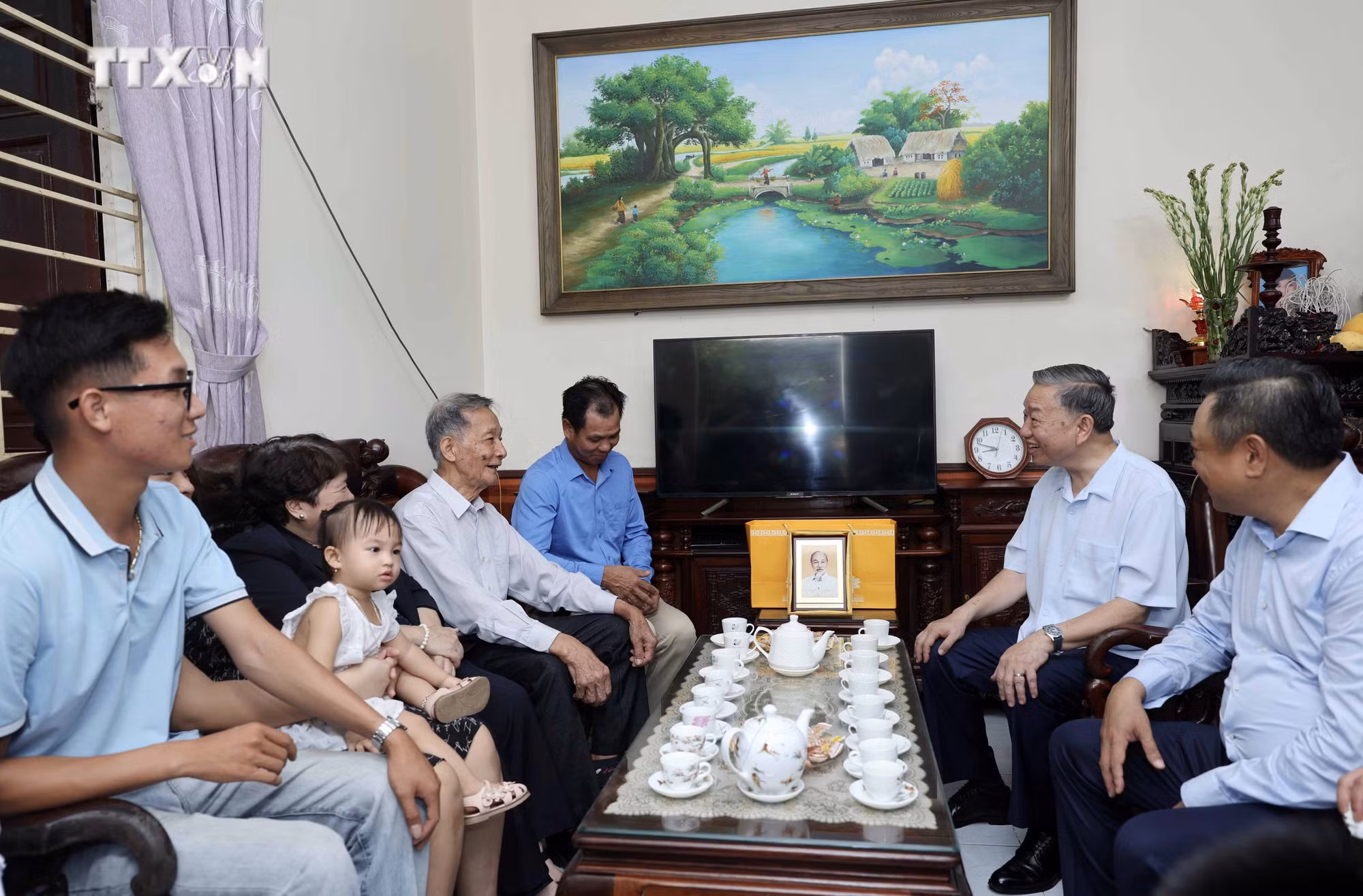 vna_potal_chu_tich_nuoc_to_lam_tham_nhan_dan_lang_co_duong_lam_son_tay_ha_noi_7452246.jpg
