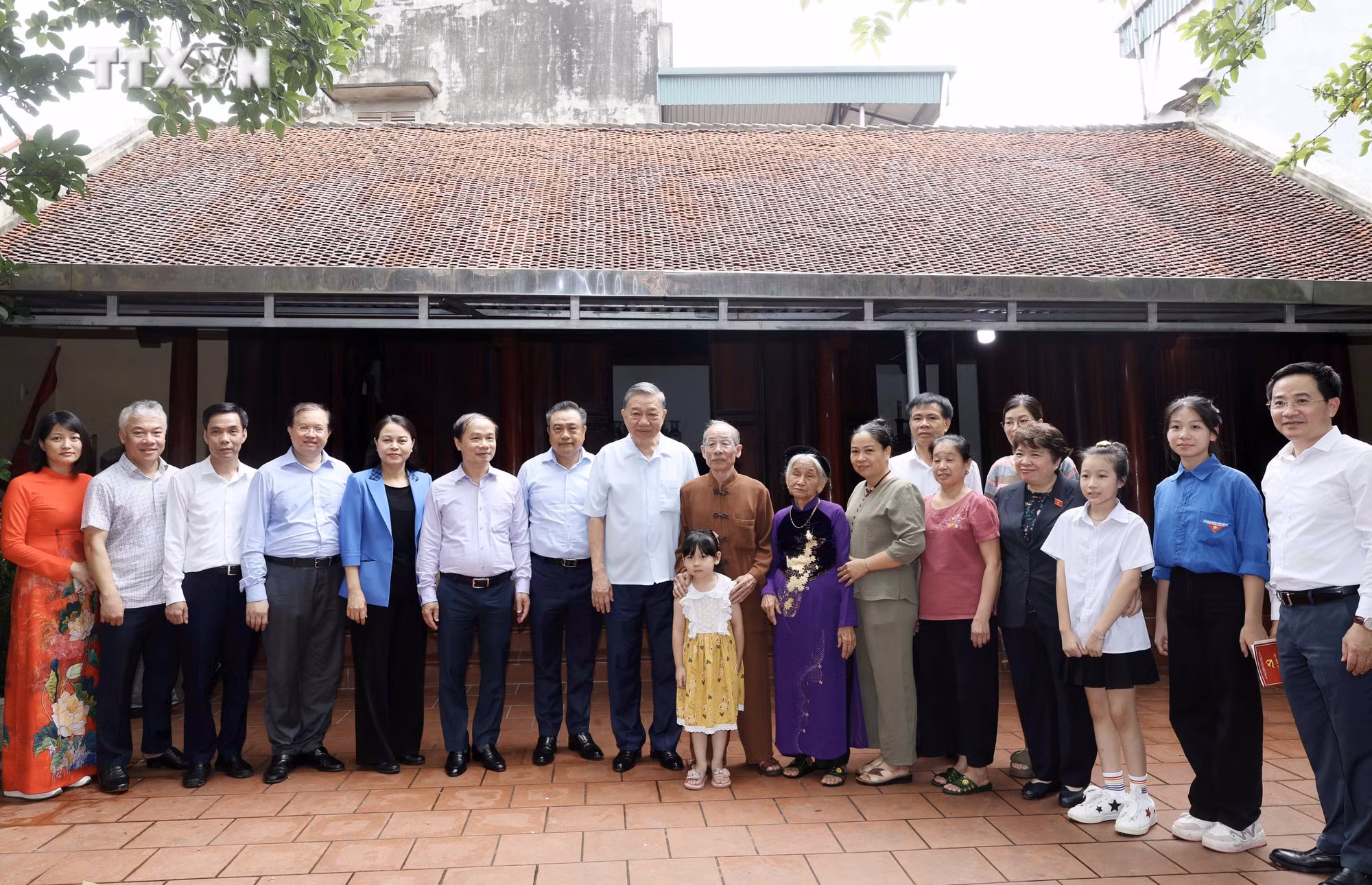 vna_potal_chu_tich_nuoc_to_lam_tham_nhan_dan_lang_co_duong_lam_son_tay_ha_noi_7452243.jpg