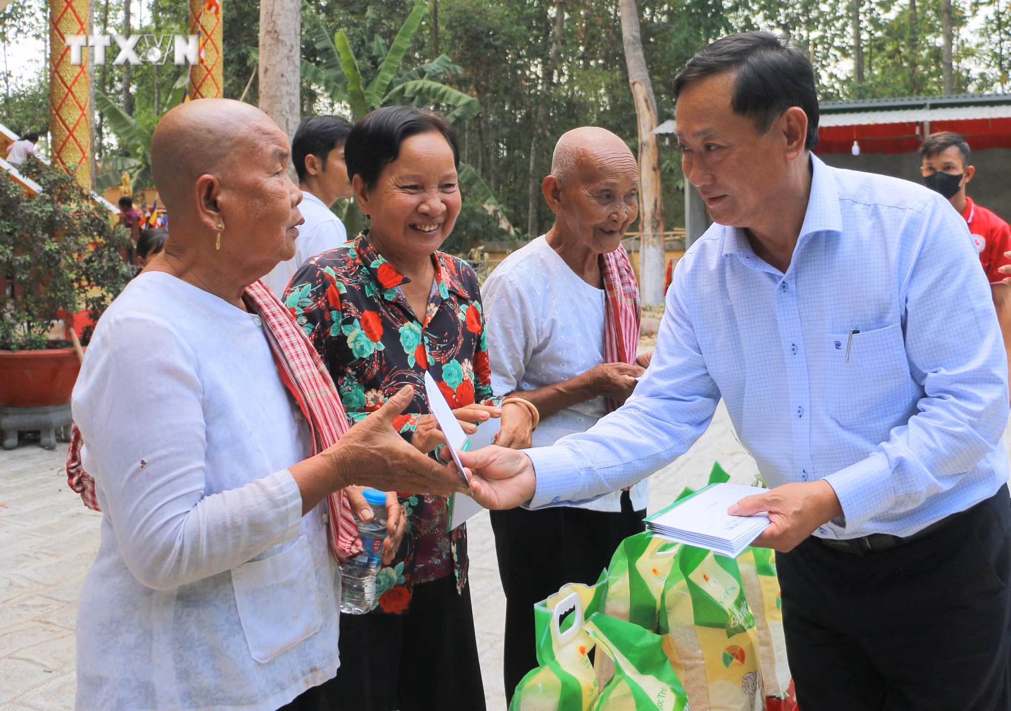 vna_potal_tang_qua_cho_dong_bao_khmer_ngheo_tinh_an_giang_7311487.jpg