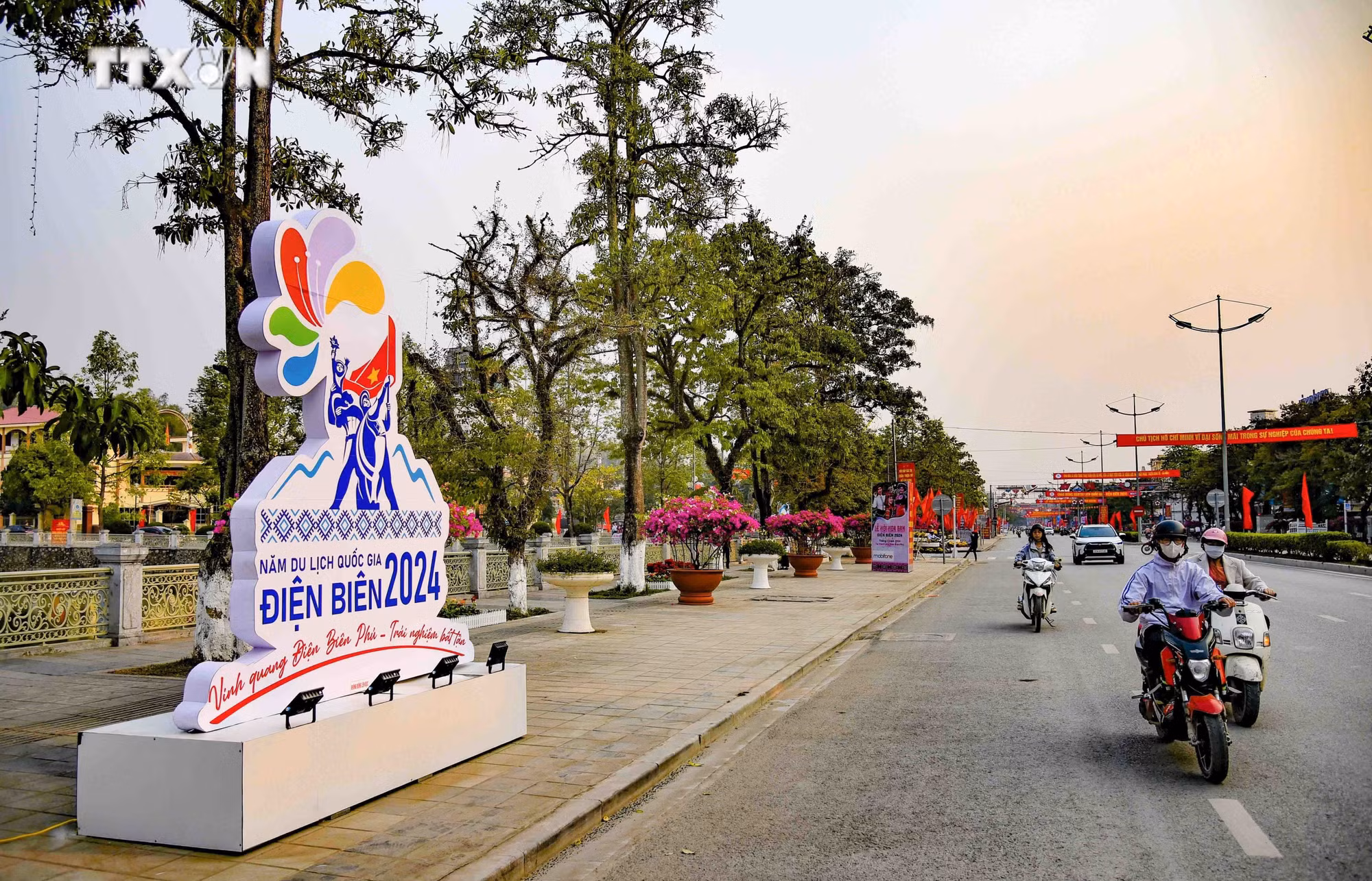 vna_potal_70_nam_chien_thang_dien_bien_phu_dien_bien_trang_hoang_duong_pho_san_sang_cho_le_hoi_7272200.jpg
