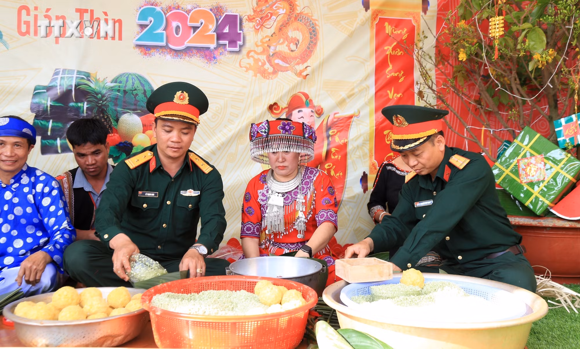 vna_potal_tang_qua_cho_nguoi_co_hoan_canh_kho_khan_o_bien_gioi_2_tinh_gia_lai_va_kon_tum_7188292.jpg
