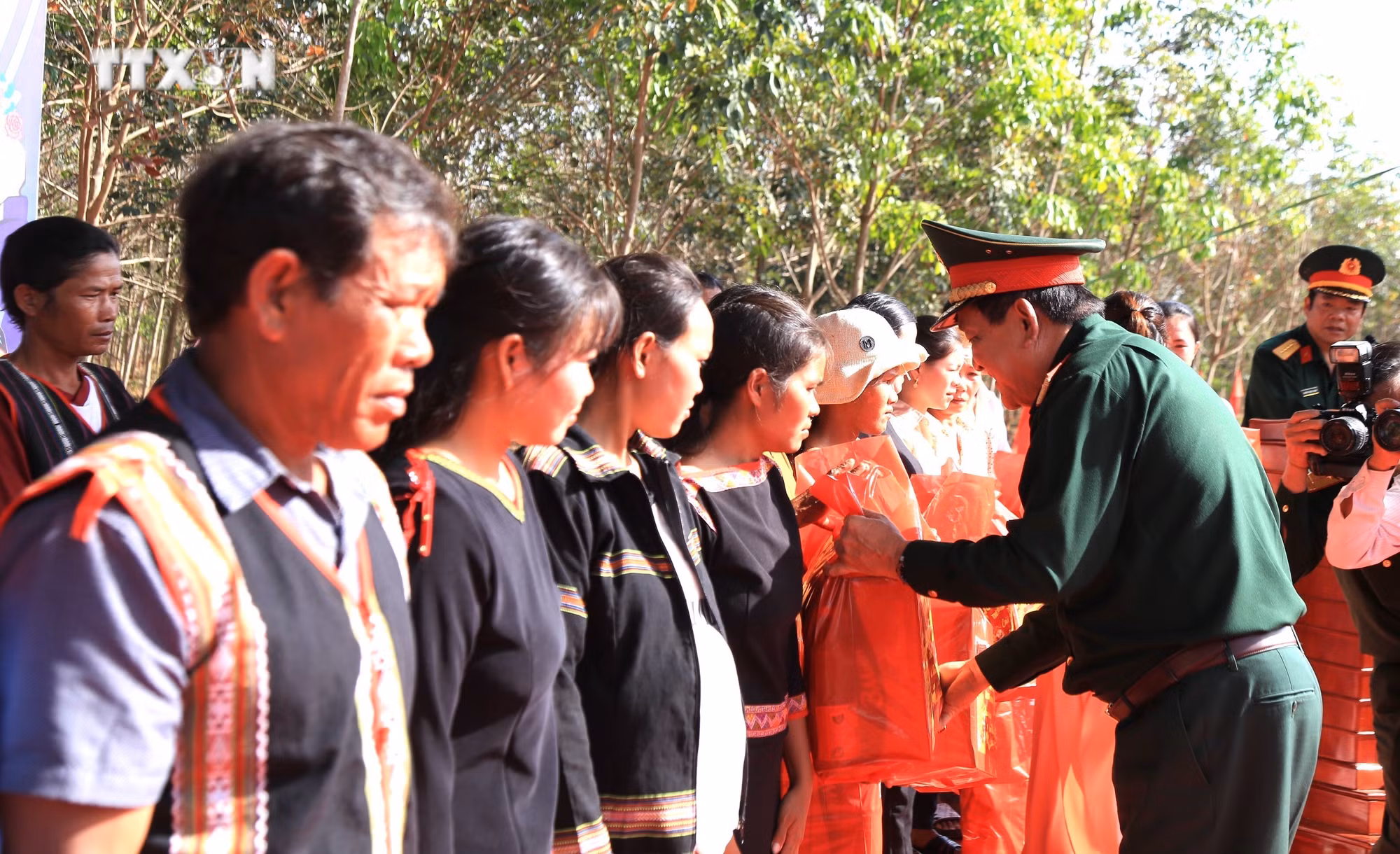 vna_potal_tang_qua_cho_nguoi_co_hoan_canh_kho_khan_o_bien_gioi_2_tinh_gia_lai_va_kon_tum_7188290.jpg