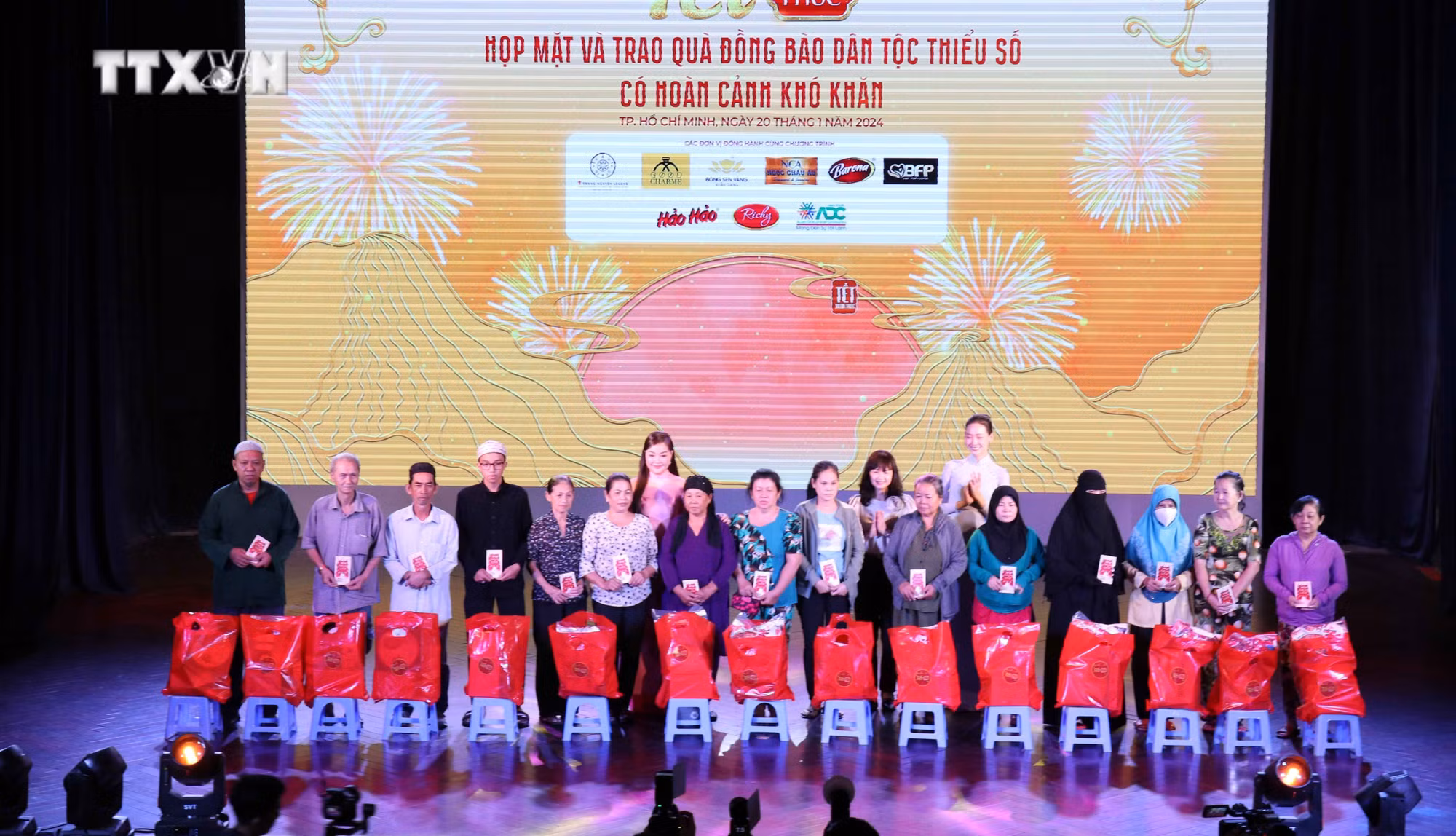 vna_potal_tang_qua_tet_cho_dong_bao_dan_toc_thieu_so_co_hoan_canh_kho_khan_o_tp_ho_chi_minh_7189219.jpg