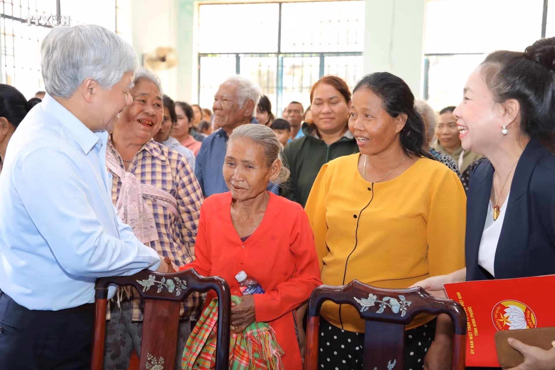 vna_potal_chu_tich_uy_ban_truong_uong_mttq_viet_nam_do_van_chien_tang_qua_cho_ho_ngheo_nguoi_lao_dong_tai_binh_phuoc_7188264.jpg