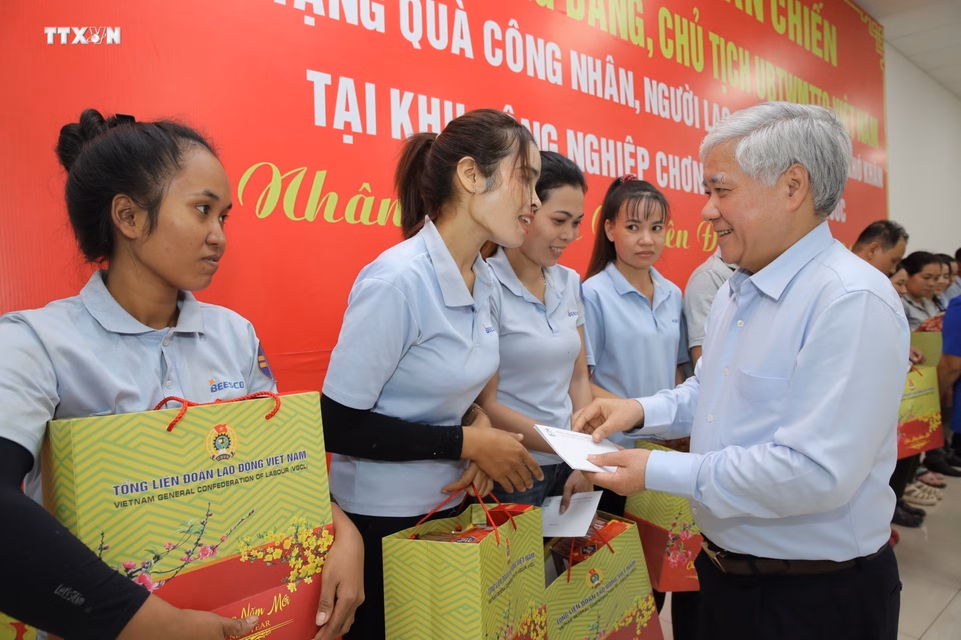 vna_potal_chu_tich_uy_ban_truong_uong_mttq_viet_nam_do_van_chien_tang_qua_cho_ho_ngheo_nguoi_lao_dong_tai_binh_phuoc_7188265.jpg