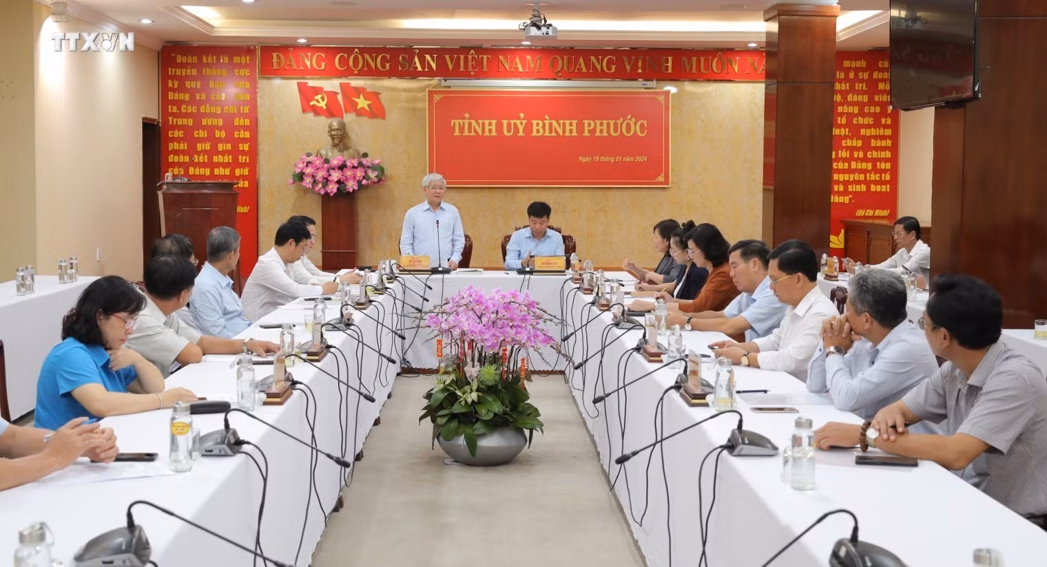 vna_potal_chu_tich_uy_ban_truong_uong_mttq_viet_nam_do_van_chien_tang_qua_cho_ho_ngheo_nguoi_lao_dong_tai_binh_phuoc_7188266.jpg
