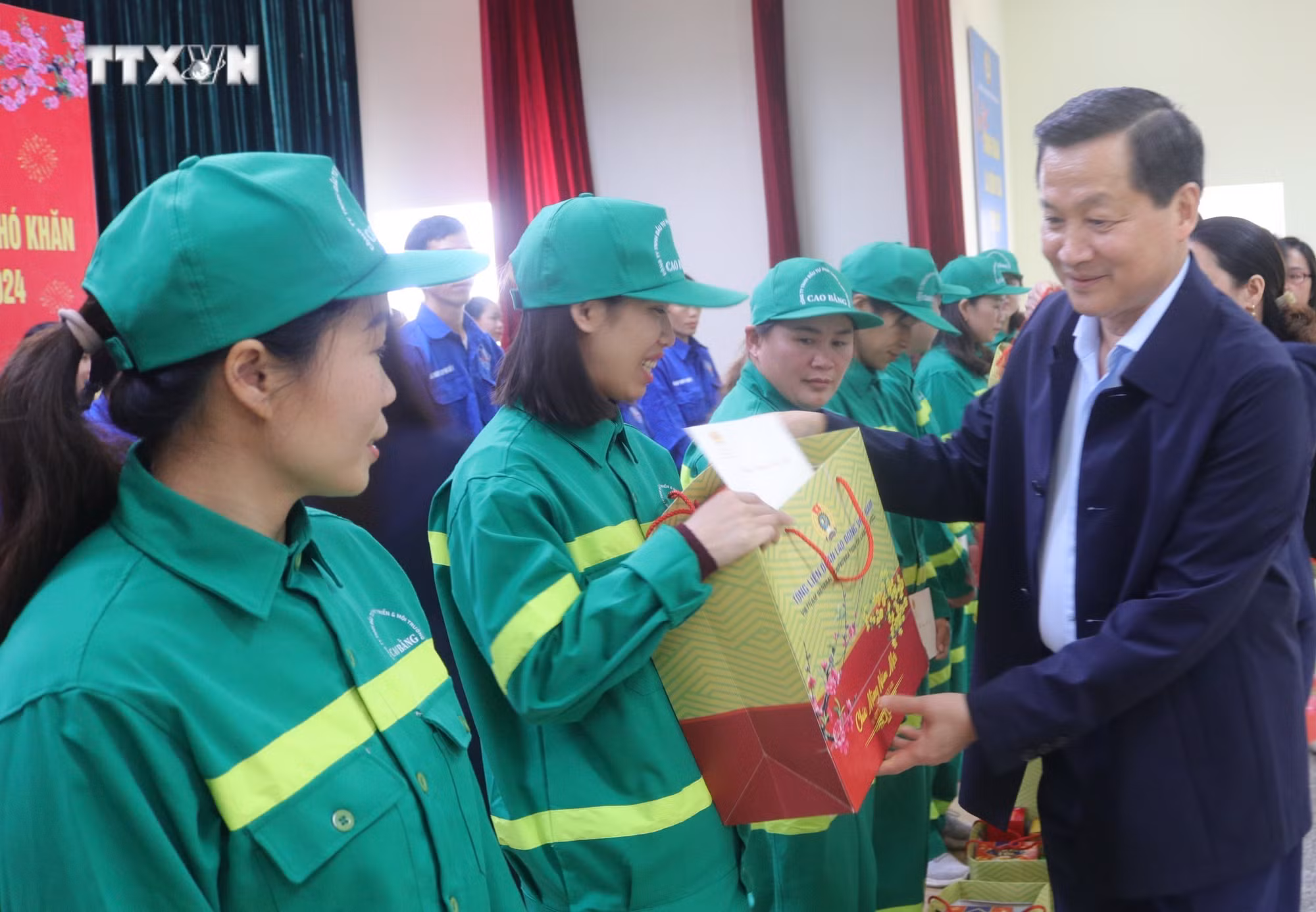 vna_potal_dong_chi_le_minh_khai_bi_thu_trung_uong_dang_pho_thu_tuong_chinh_phu_tham_chuc_tet_tang_qua_can_bo_chien_sy_va_nhan_dan_cao_bang_7188128.jpg