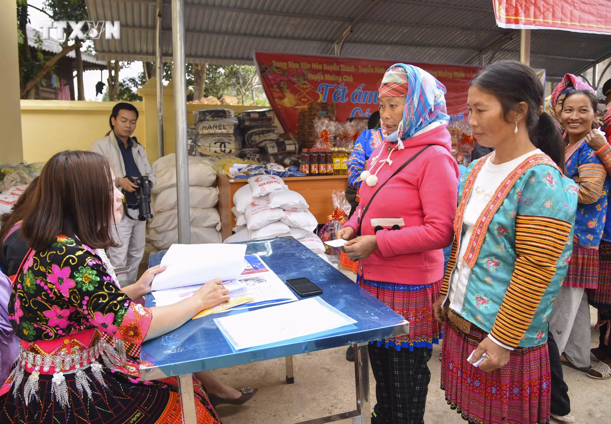 vna_potal_am_ap_ngay_hoi_“xuan_bien_phong_am_long_dan_ban”_vung_cao_tinh_dien_bien_7189352.jpg