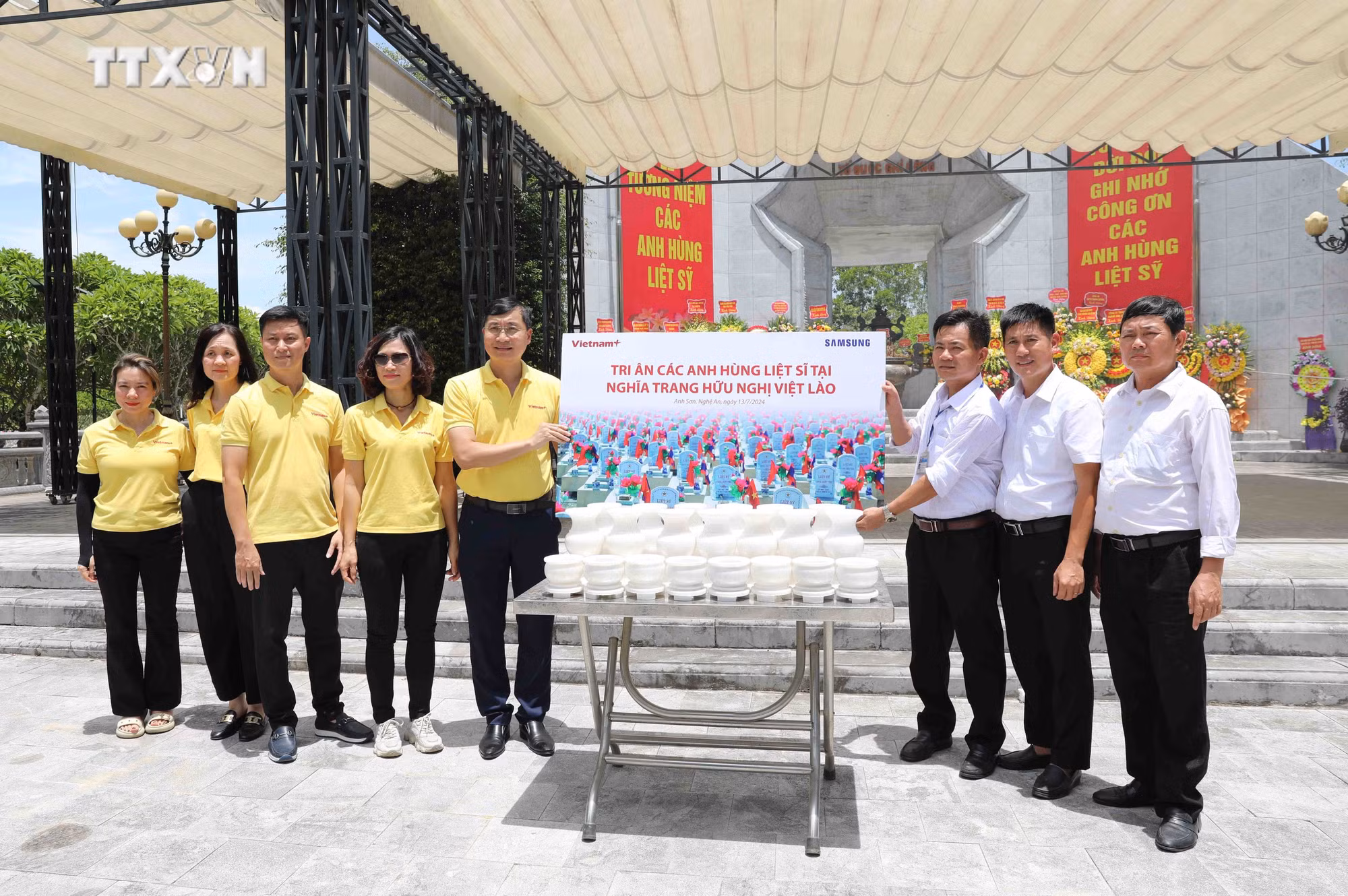 vna_potal_bao_dien_tu_vietnamplus_to_chuc_nhieu_hoat_dong_thien_nguyen_tai_huyen_anh_son_nghe_an_7482757.jpg
