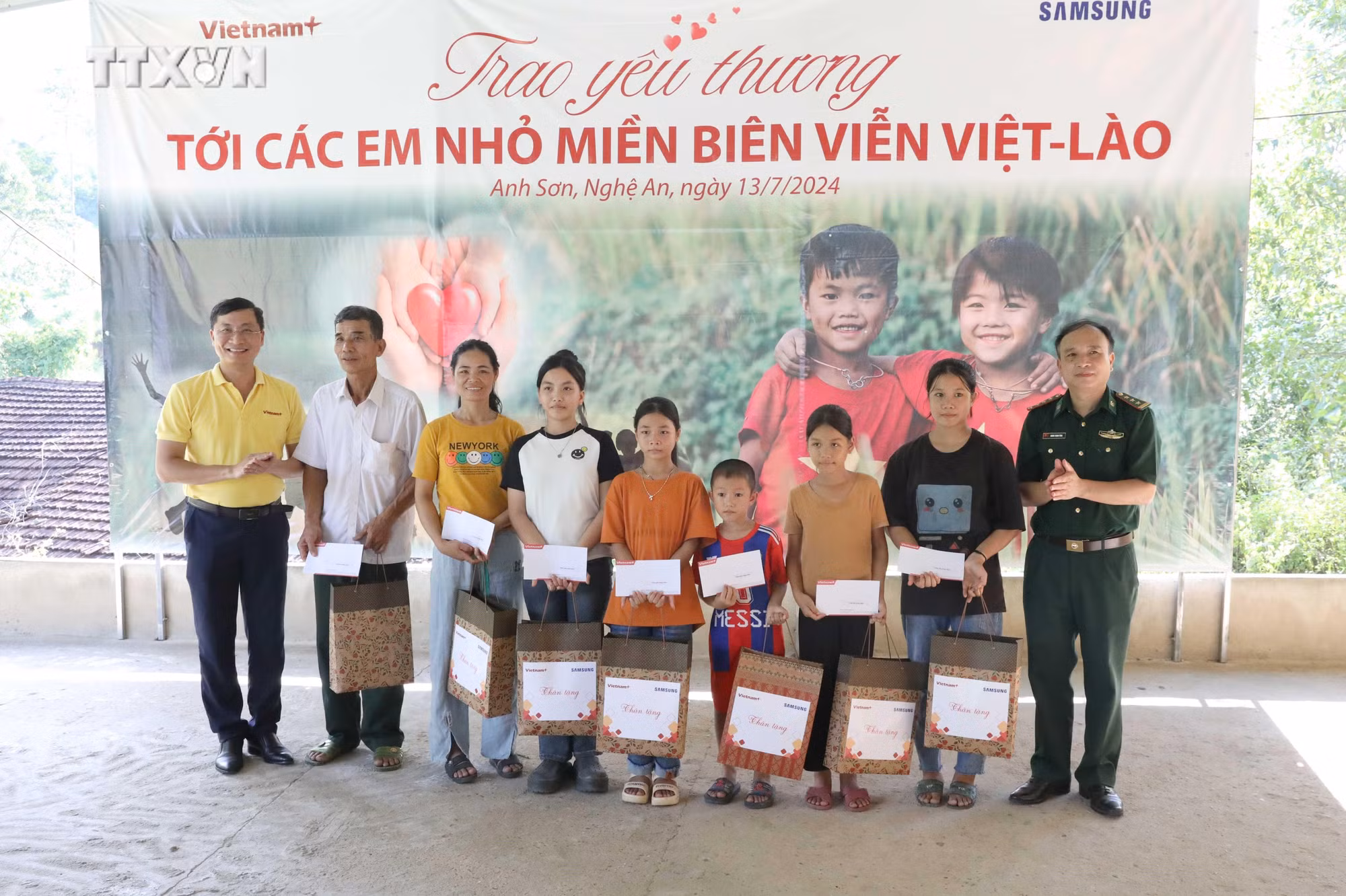 vna_potal_bao_dien_tu_vietnamplus_to_chuc_nhieu_hoat_dong_thien_nguyen_tai_huyen_anh_son_nghe_an_7482730.jpg