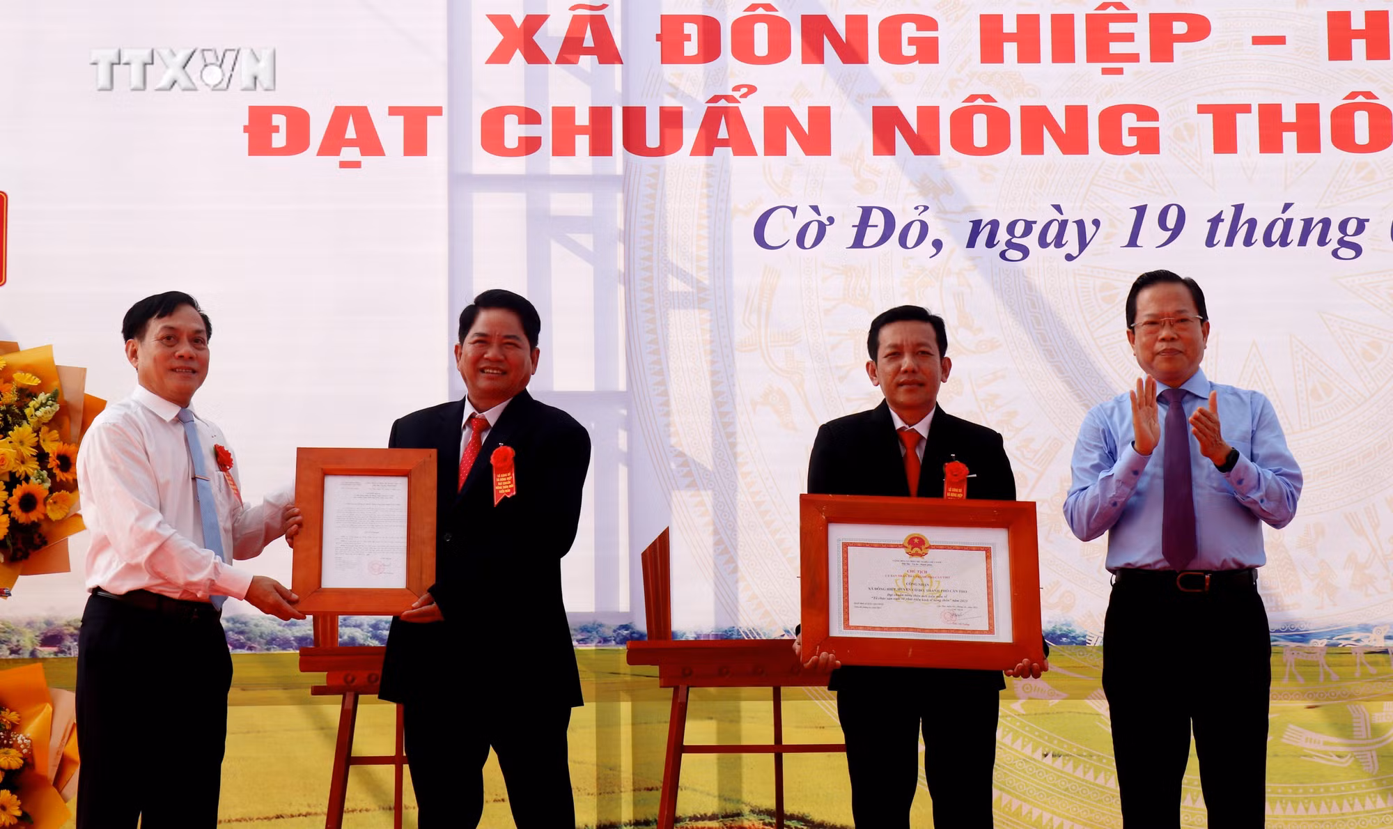 vna_potal_le_cong_bo_xa_dong_hiep_can_tho_dat_chuan_nong_thon_moi_kieu_mau_7187252.jpg
