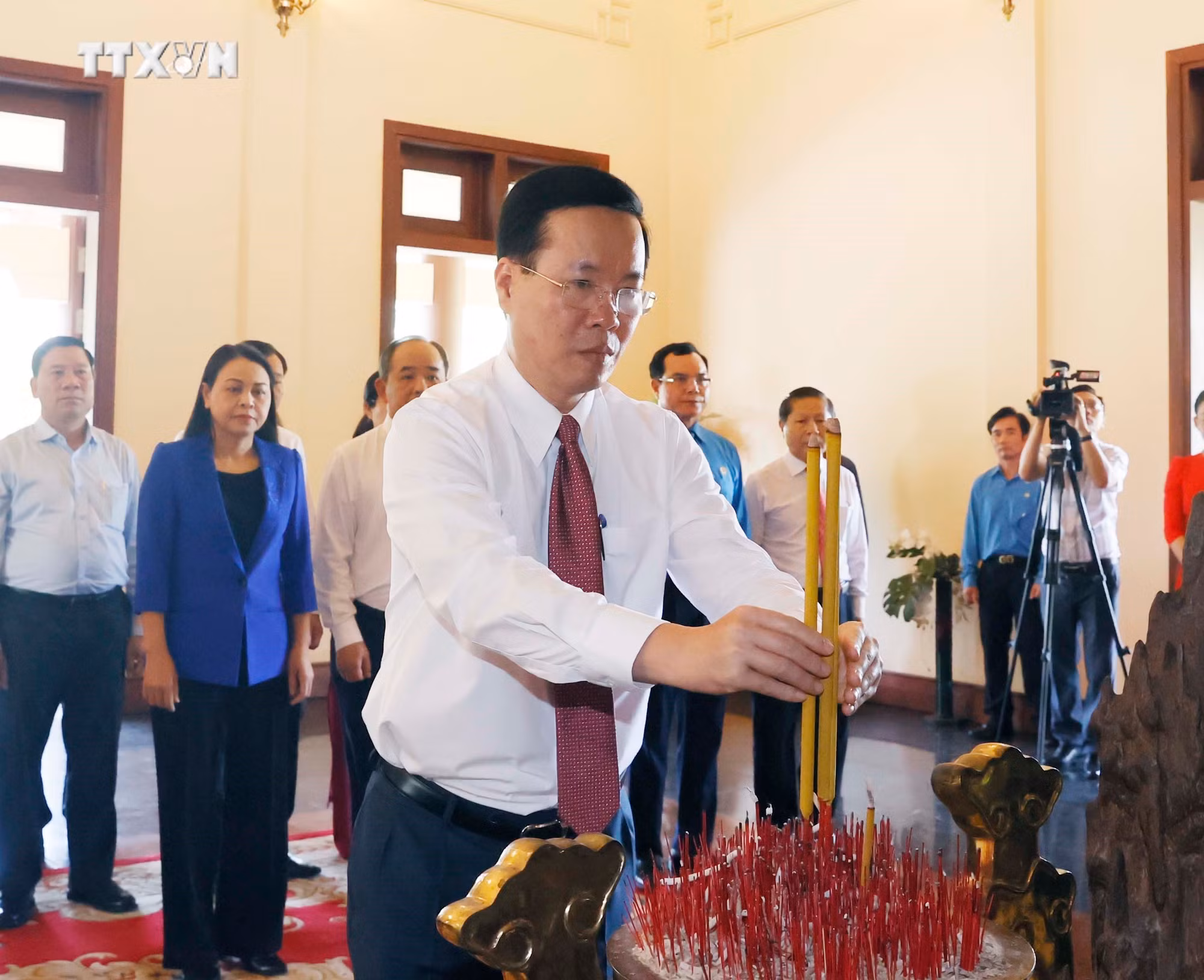 vna_potal_chu_tich_nuoc_vo_van_thuong_dang_huong_tuong_niem_cac_lanh_dao_tien_boi_cach_mang_7187273.jpg