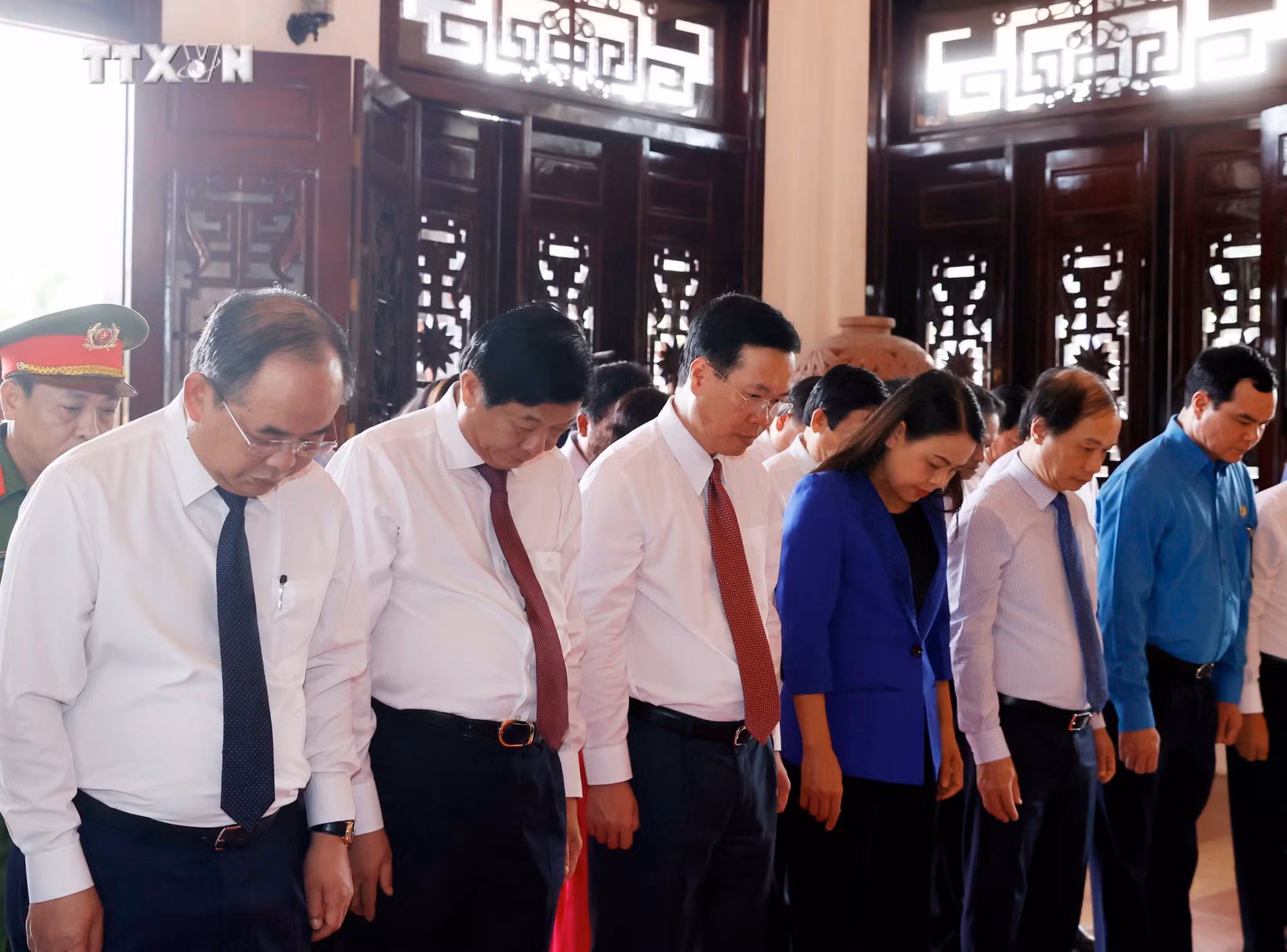 vna_potal_chu_tich_nuoc_vo_van_thuong_dang_huong_tuong_niem_chu_tich_hoi_dong_bo_truong_pham_hung_7187103.jpg