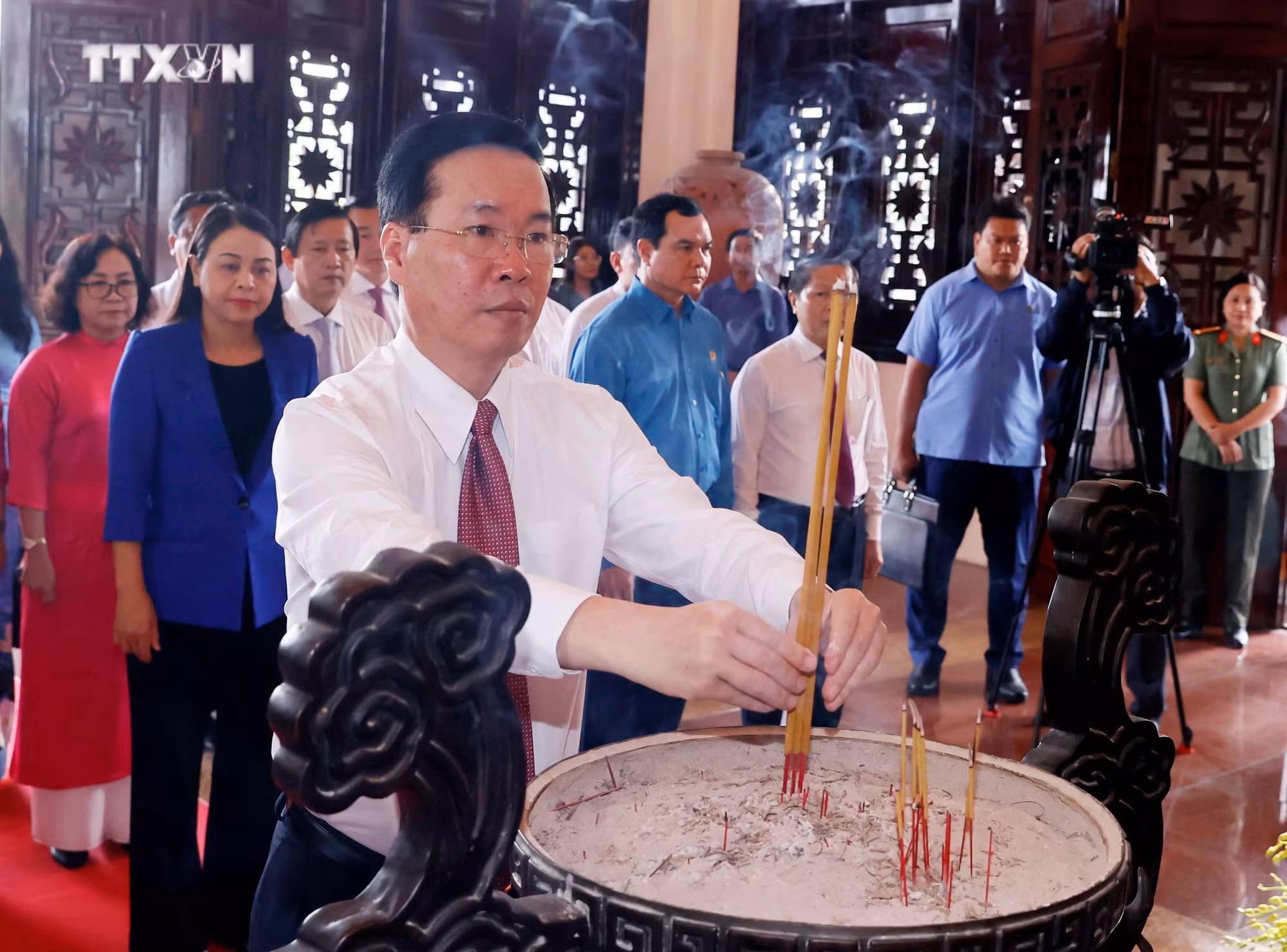 vna_potal_chu_tich_nuoc_vo_van_thuong_dang_huong_tuong_niem_chu_tich_hoi_dong_bo_truong_pham_hung_7187100.jpg