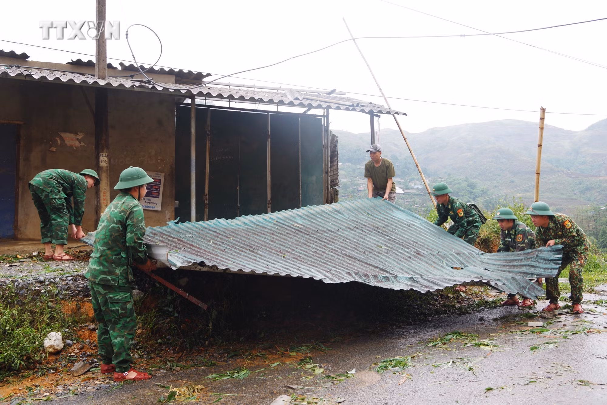 vna_potal_bo_doi_bien_phong_lai_chau_giup_dan_khac_phuc_hau_qua_thien_tai_7362192.jpg