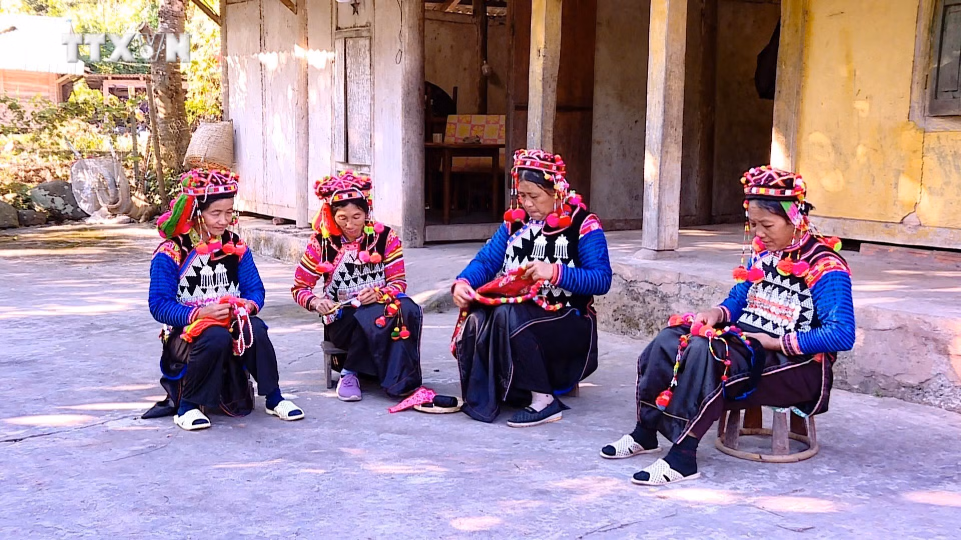 vna_potal_net_dep_van_hoa_trong_trang_phuc_cua_phu_nu_ha_nhi_o_dien_bien_7746885 (1).jpg