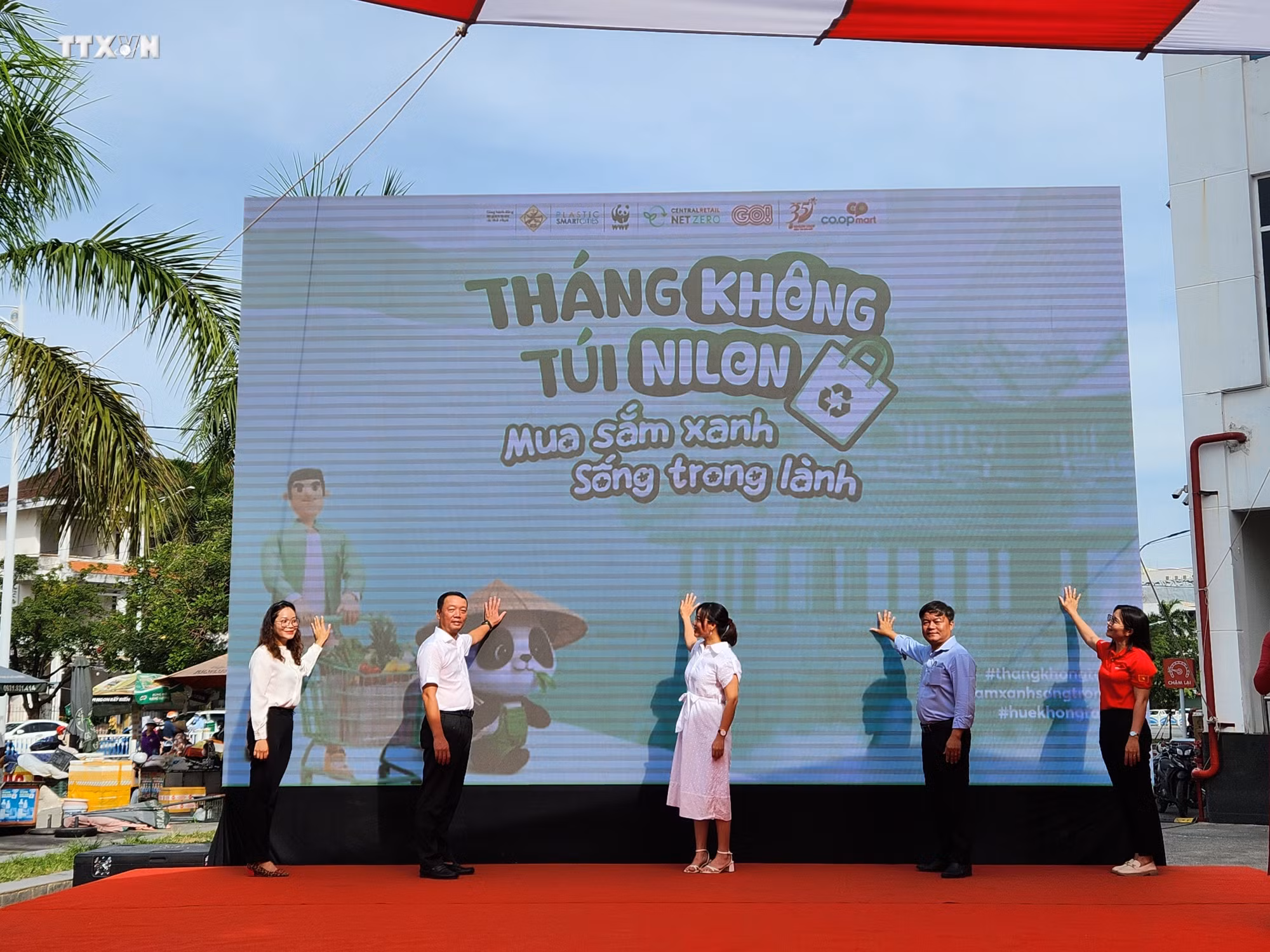 vna_potal_thanh_pho_hue_to_chuc_“thang_khong_tui_nylon”__7463143.jpg