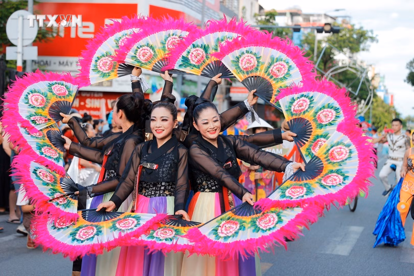 vna_potal_festival_hue_2024_soi_noi_le_hoi_duong_pho_2024_7420613.jpeg