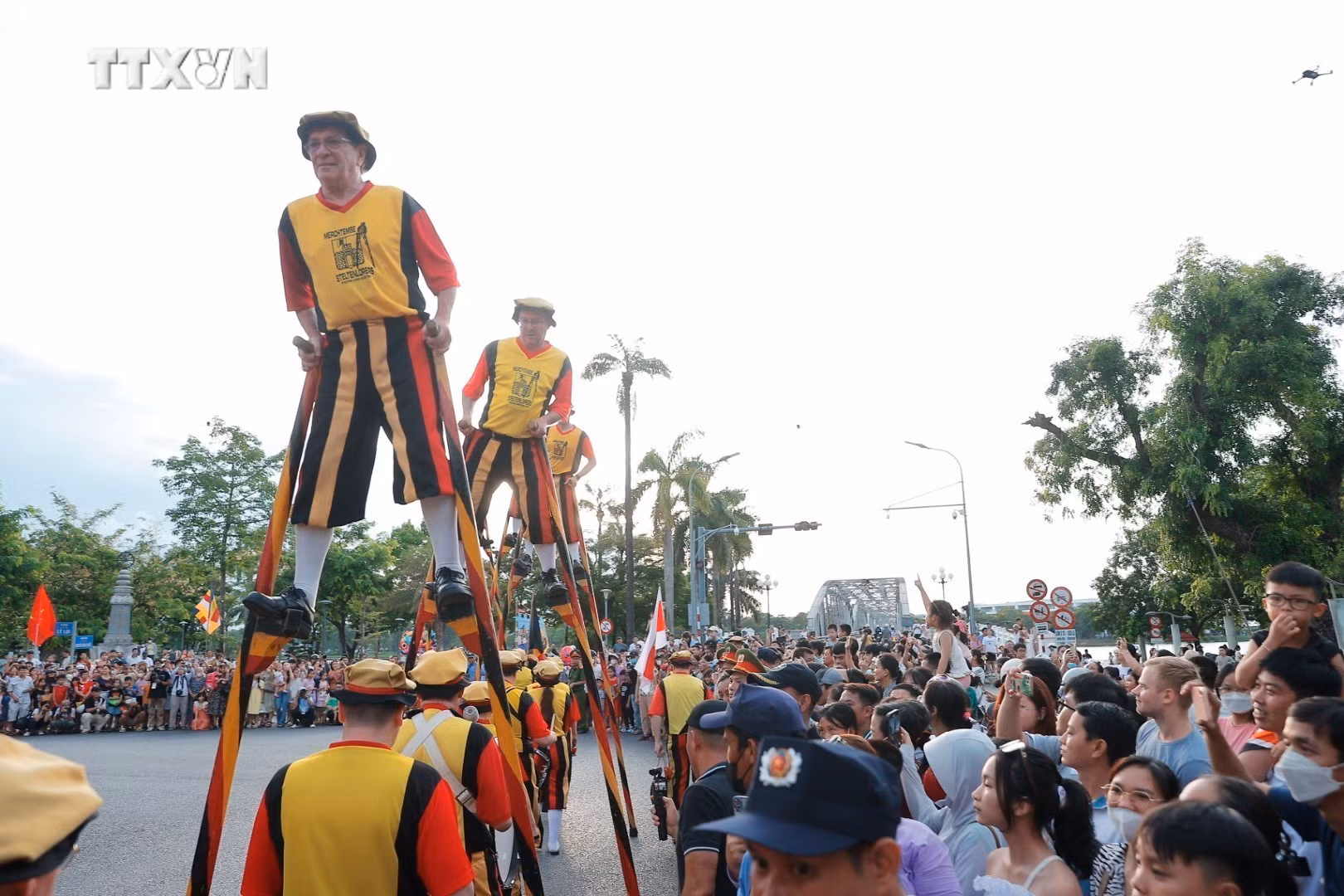 vna_potal_festival_hue_2024_soi_noi_le_hoi_duong_pho_2024_7420611.jpeg