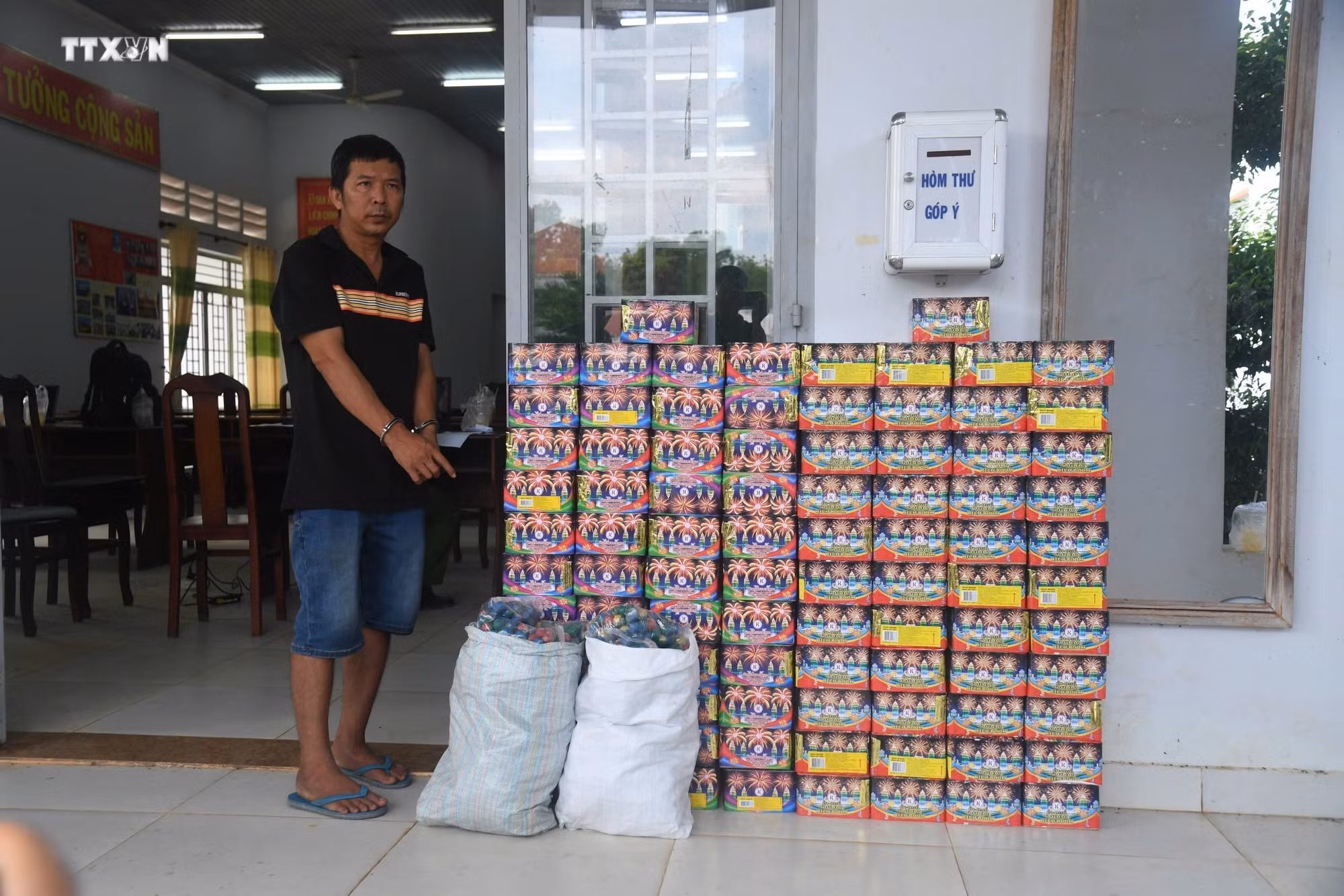 vna_potal_tay_ninh_bat_giu_doi_tuong_van_chuyen_158_kg_phao_lau_qua_bien_gioi_7685024.jpg