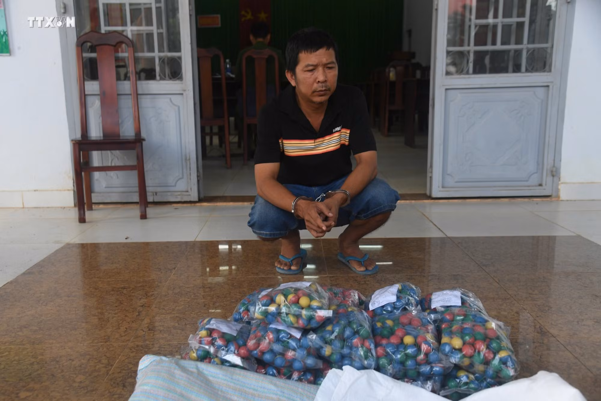vna_potal_tay_ninh_bat_giu_doi_tuong_van_chuyen_158_kg_phao_lau_qua_bien_gioi_7685025.jpg