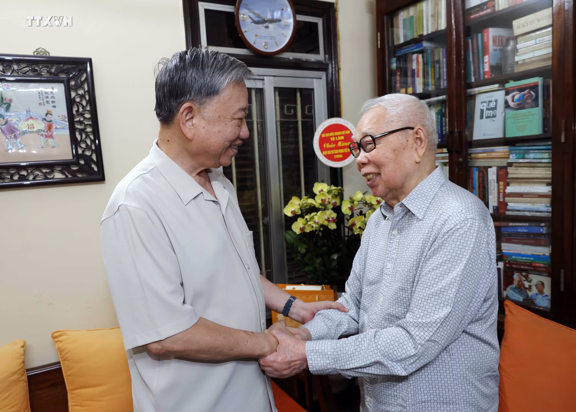 vna_potal_chu_tich_nuoc_to_lam_chuc_mung_cac_nha_bao_lao_thanh_7438982.jpg