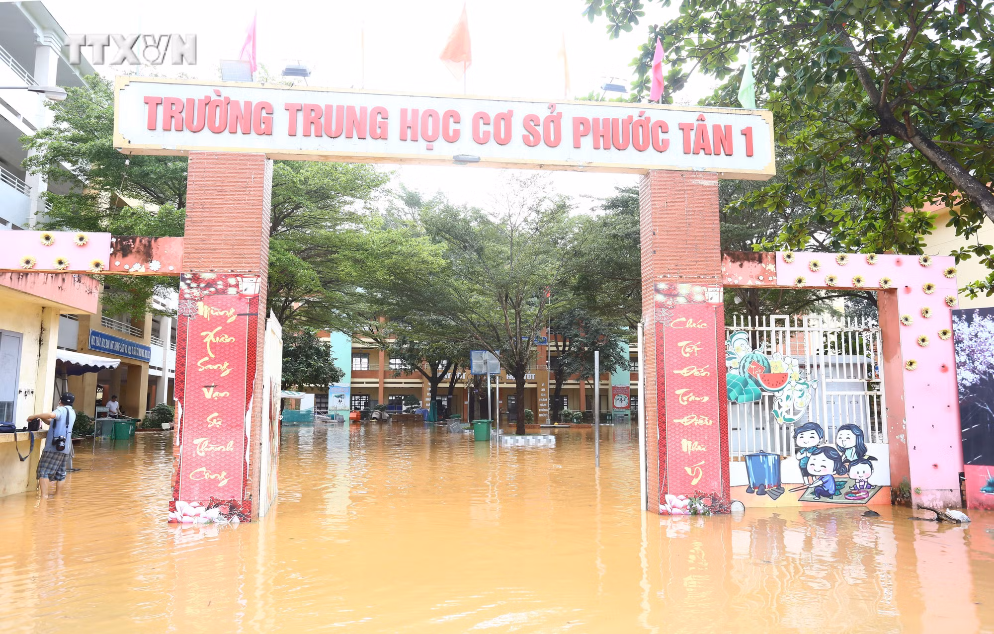 vna_potal_lu_song_buong_dang_cao_khien_hang_tram_ho_dan_o_dong_nai_bi_ngap_sau_7676961.jpg