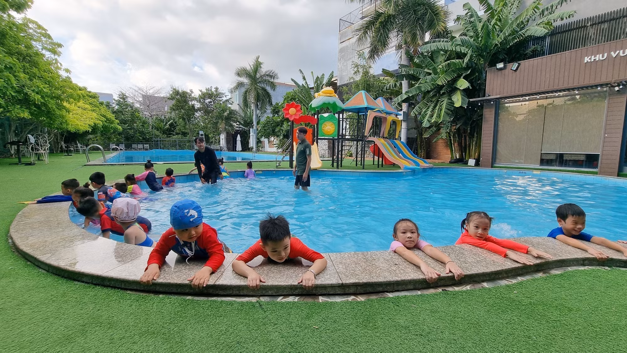 Giờ học bơi của học sinh tiểu học Trường Liên cấp Hoa Sen (thành phố Phan Rang – Tháp Chàm, tỉnh Ninh Thuận). Ảnh: TTXVN phát