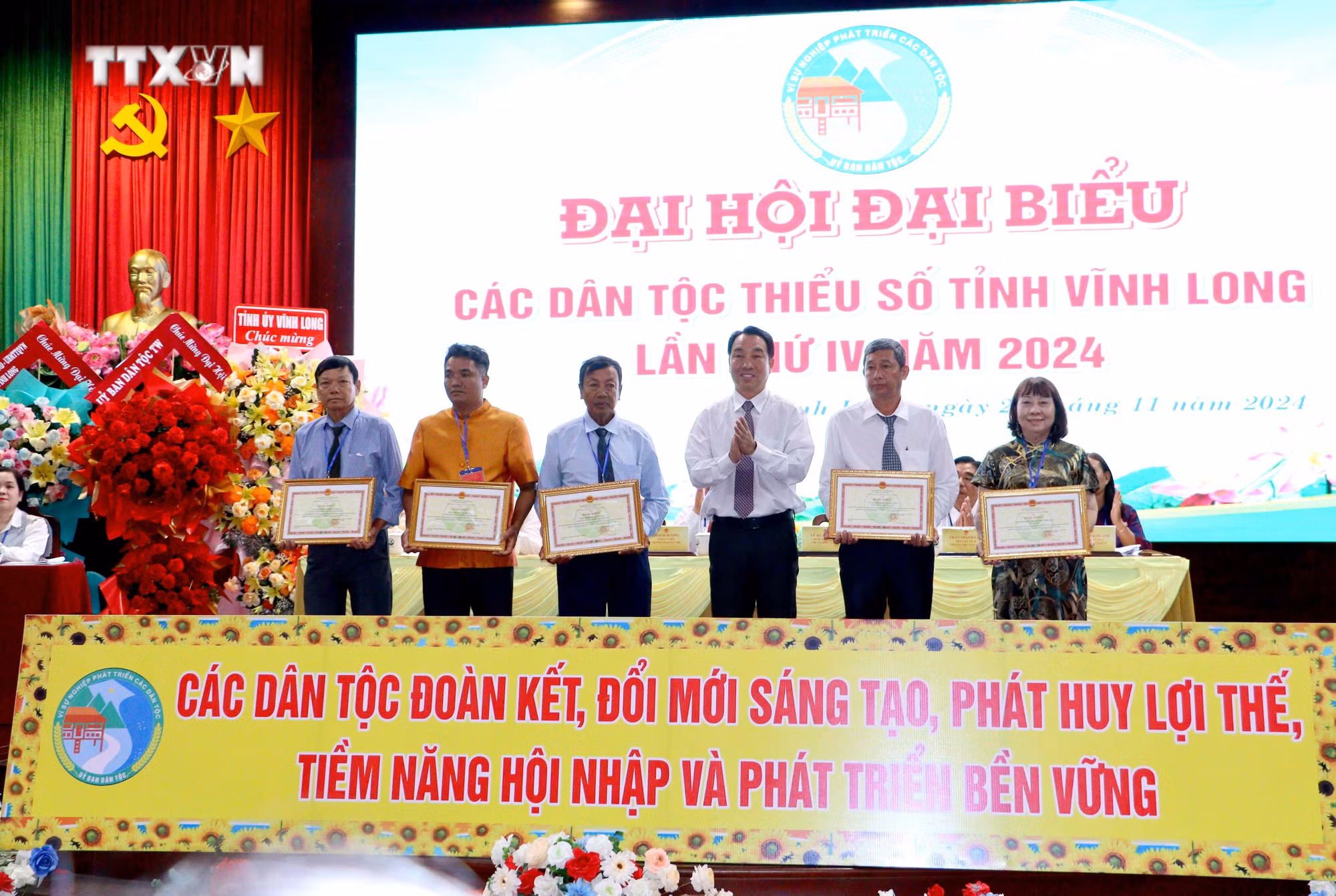 vna_potal_dai_hoi_dai_bieu_cac_dan_toc_thieu_so_tinh_vinh_long_lan_thu_iv_7728351.jpg