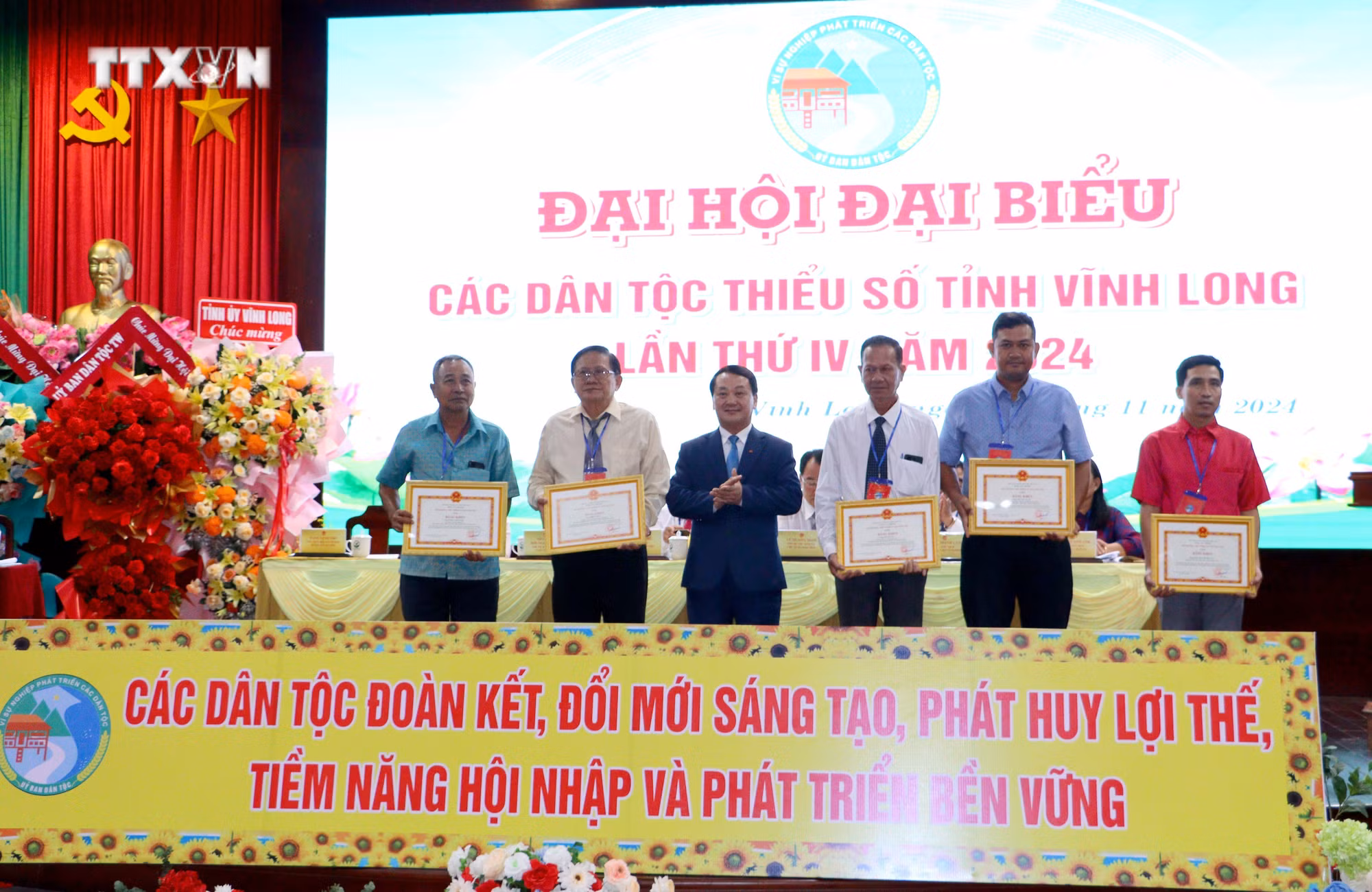 Bộ trưởng, Chủ nhiệm Ủy ban Dân tộc Hầu A Lềnh trao Bằng khen cho các cá nhân là người dân tộc thiểu số có thành tích tiêu biểu, xuất sắc giai đoạn 2019-2024. Ảnh: Lê Thúy Hằng - TTXVN