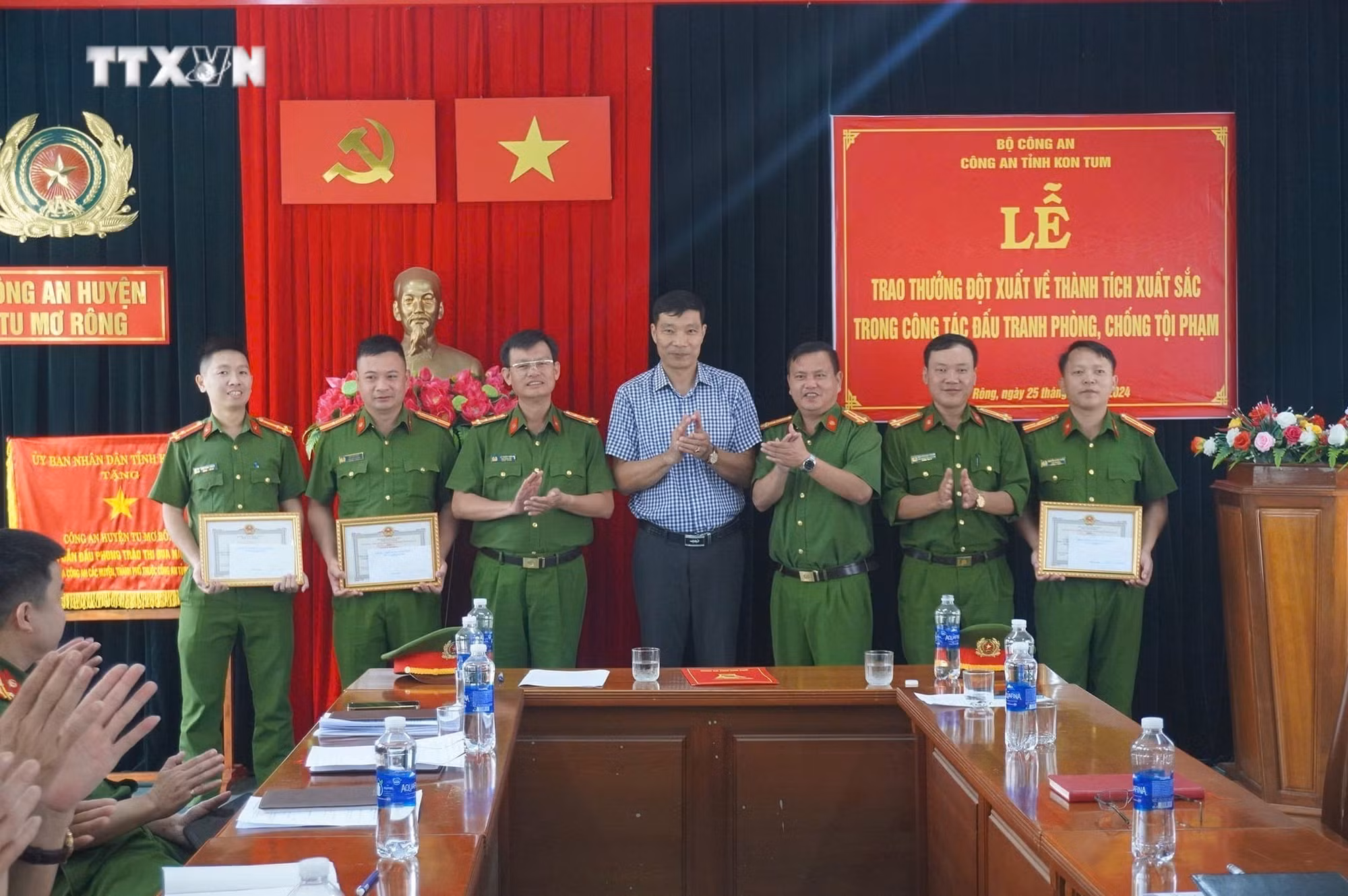 vna_potal_khen_thuong_dot_xuat_ca_nhan_tap_the_triet_pha_vu_an_trom_cap_sam_ngoc_linh_7670832.jpg