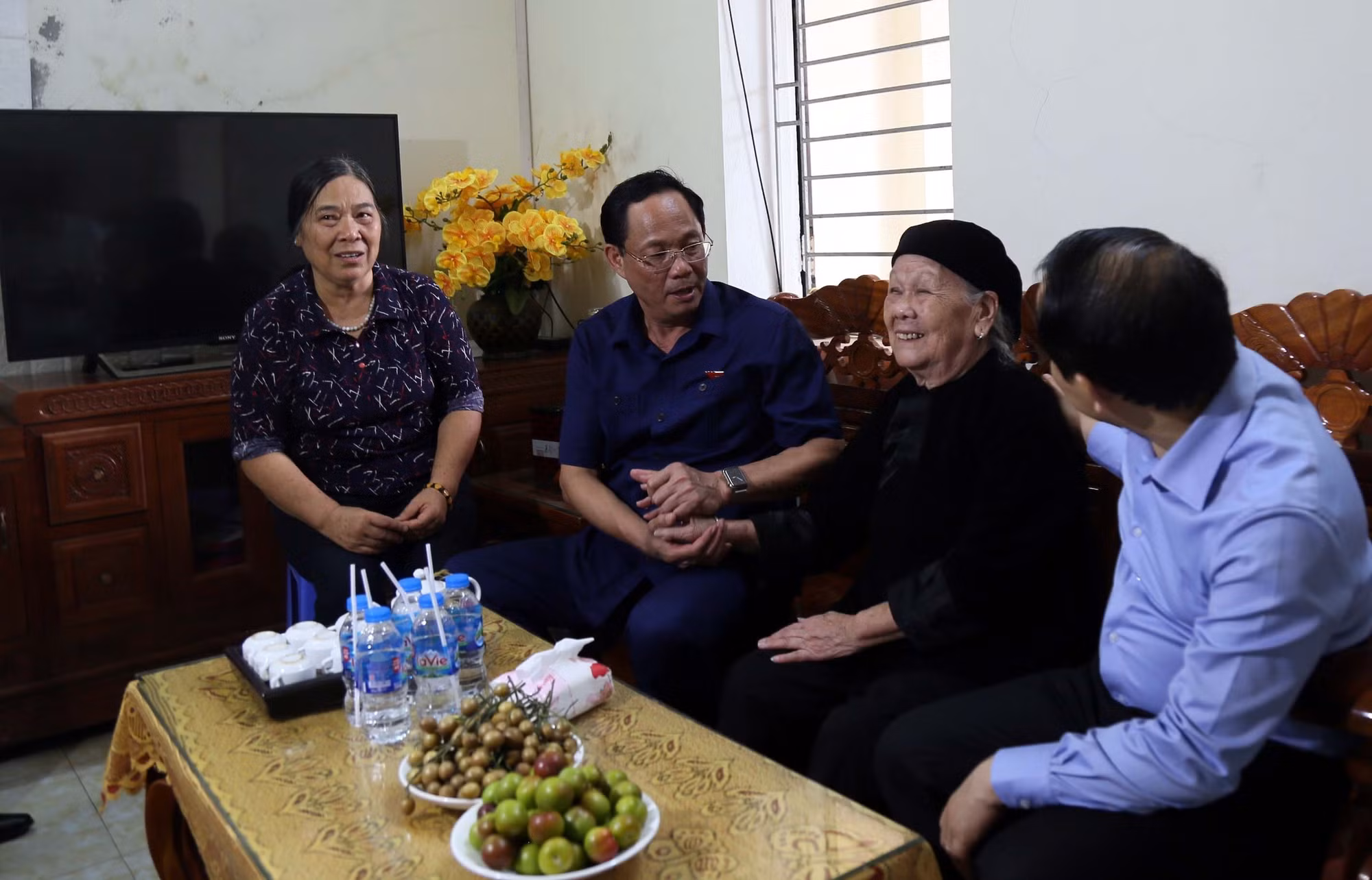 Phó Chủ tịch Quốc hội Trần Quang Phương và lãnh đạo tỉnh Lạng Sơn thăm gia đình mẹ liệt sĩ tại thị trấn Cao Lộc, huyện Cao Lộc. Ảnh: Văn Đạt - TTXVN