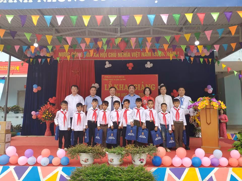 NXB Giáo dục Việt Nam tặng SGK và vở viết cho học sinh trường Phổ thông Dân tộc Bán trú tiểu học Giàng Chu Phìn. Ảnh: Hiền Thương