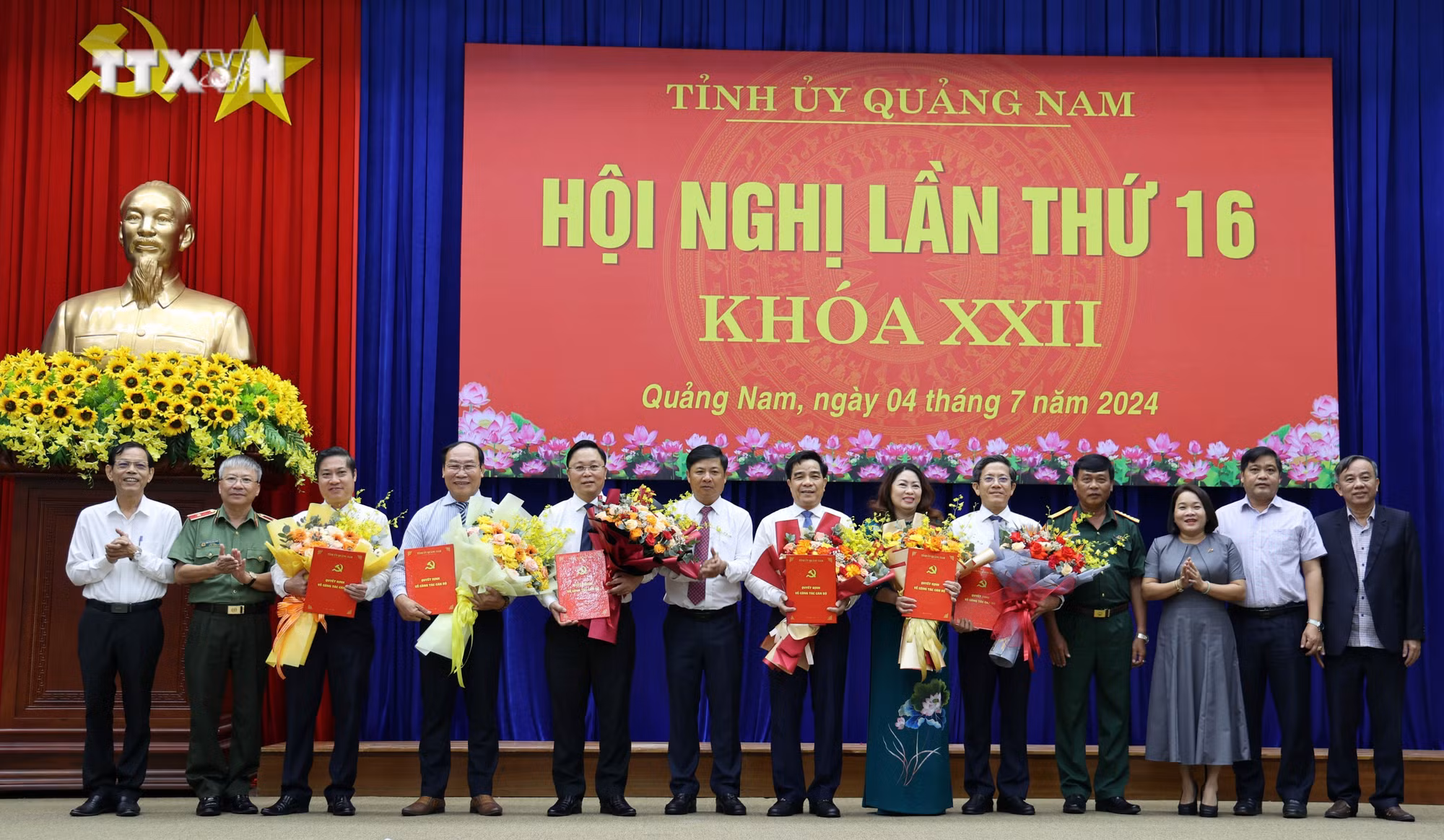 vna_potal_quang_nam_cong_bo_cac_quyet_dinh_ve_cong_tac_can_bo_7464494.jpg